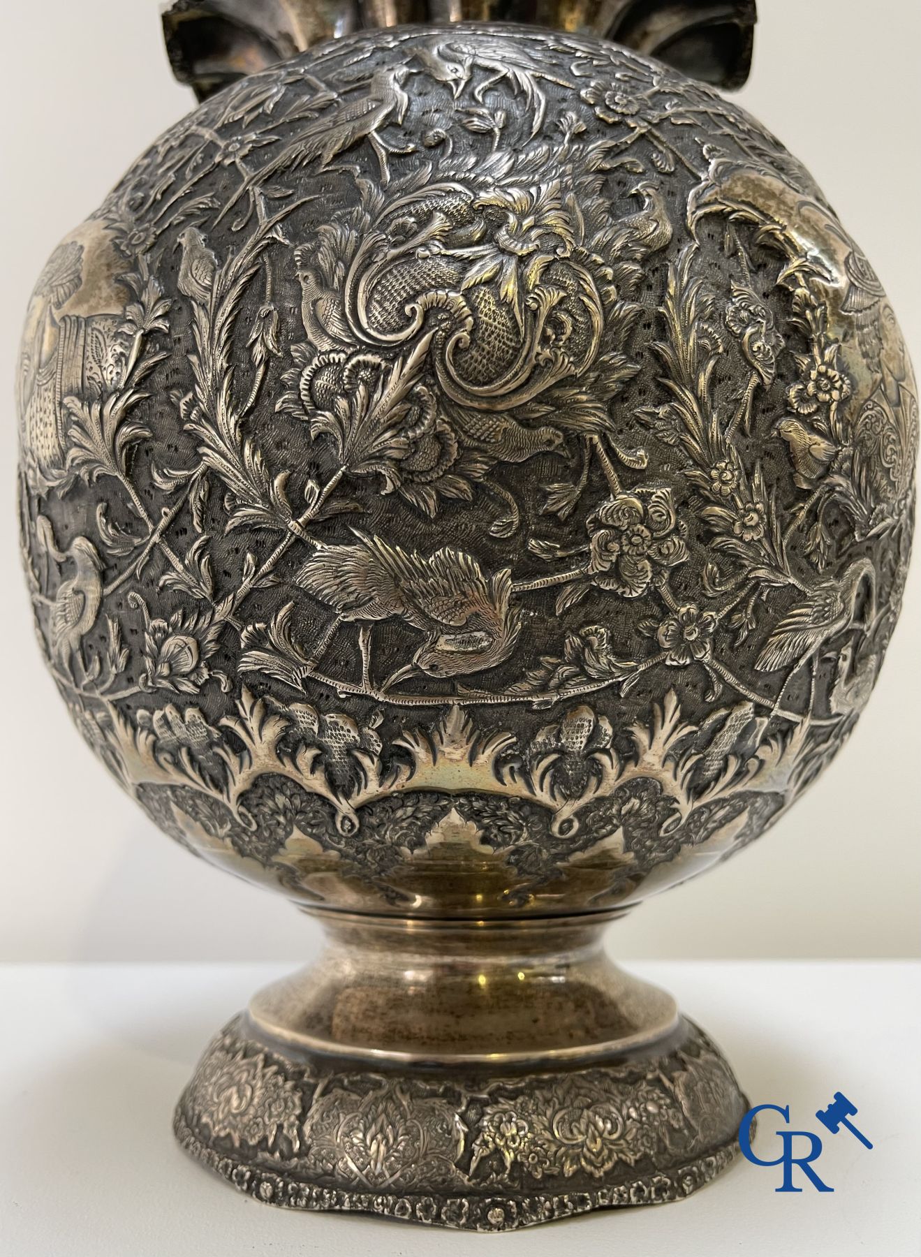 Argent: Vase en argent (Iran?) présentant un fin décor d'oiseaux dans une scène florale, d'animaux de la forêt et de personnages.