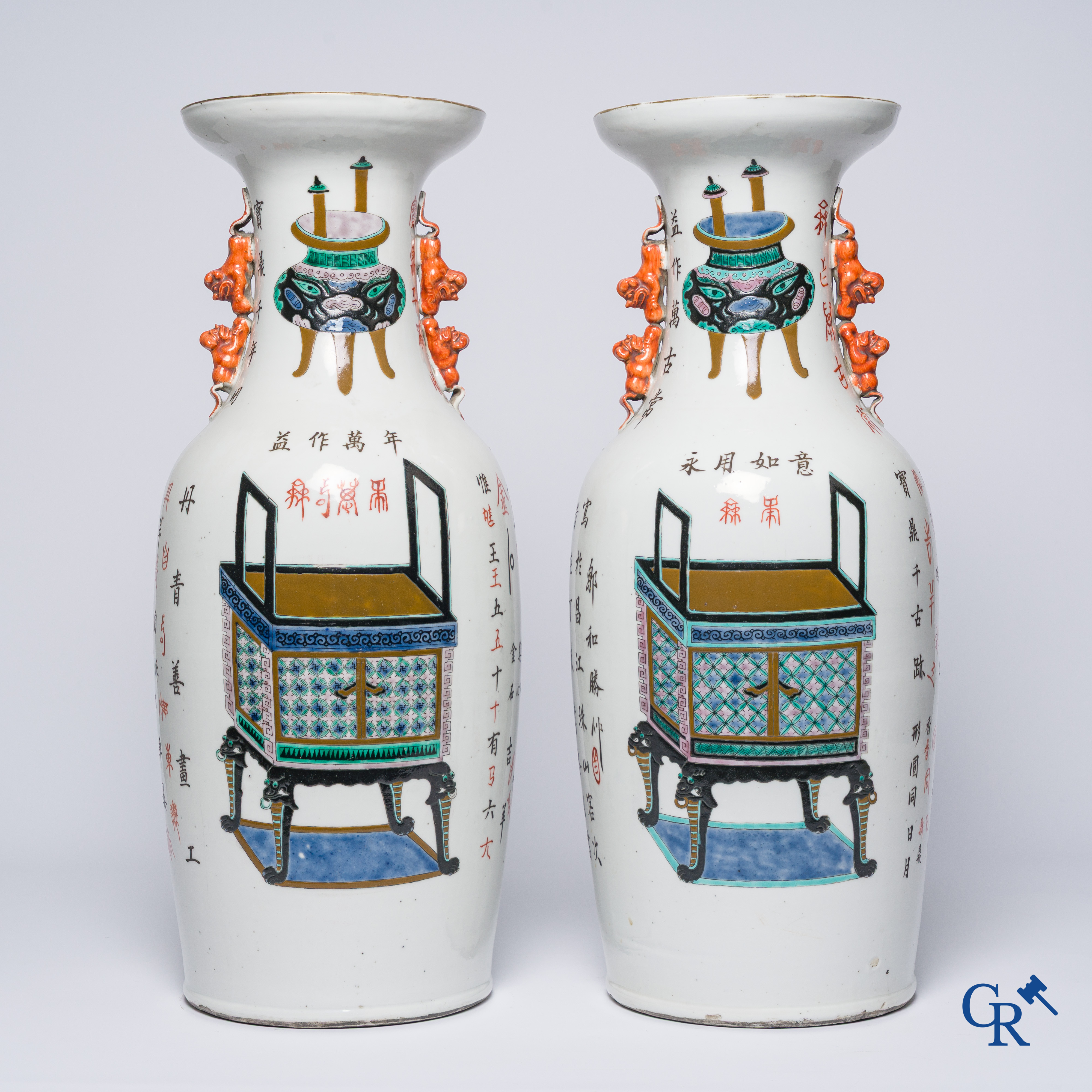 Aziatica, 2 Chinese famille rose vazen gedecoreerd met antiquiteiten en een kalligrafische tekst. 19e eeuw.