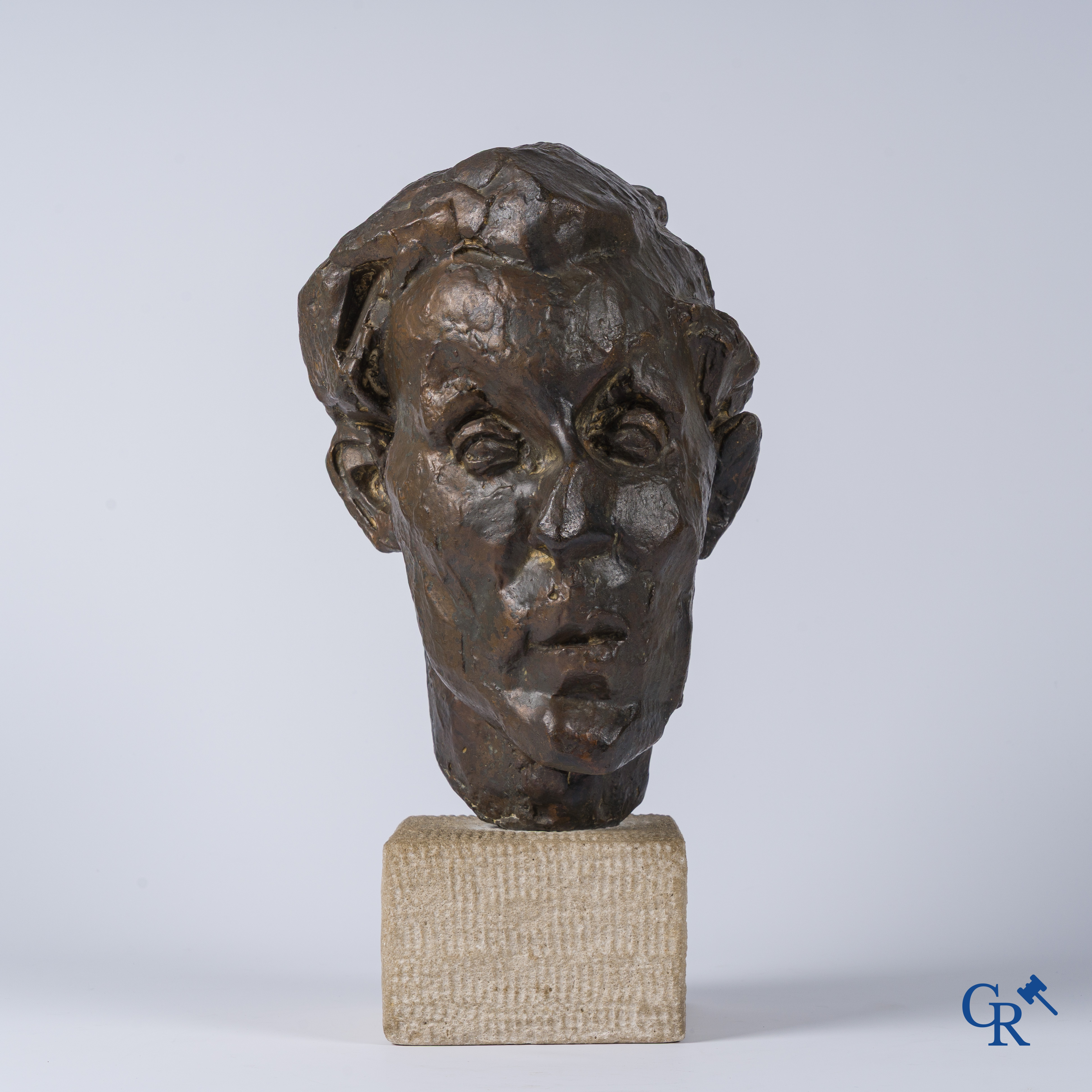 Oscar Jespers (1887-1970)(*) Portret van de schilder Walter Stevens. Brons op kalksteen. 1916.