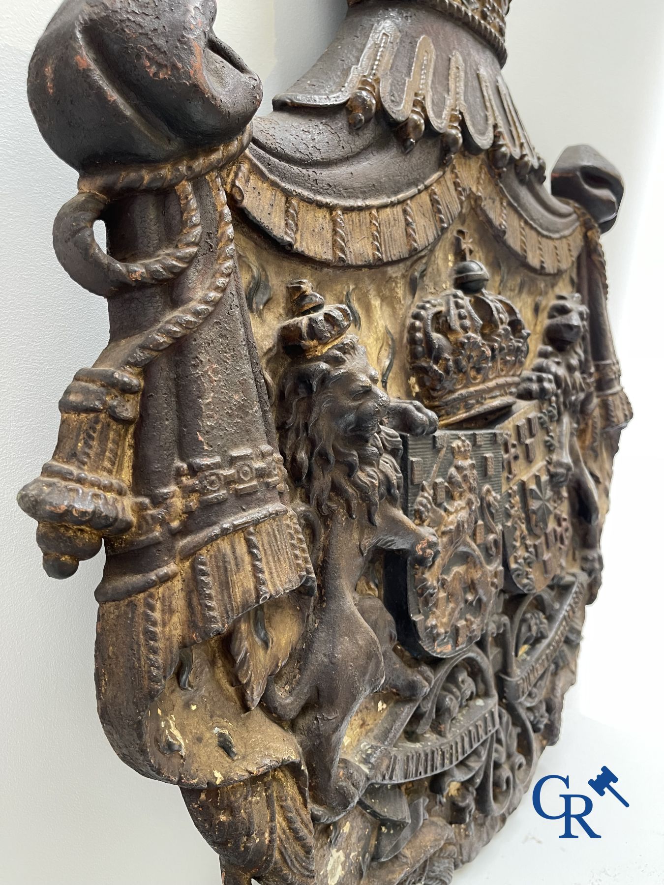 Exceptionally Royal Coat of Arms in dented and polychrome cast iron. the Netherlands, 19th century.