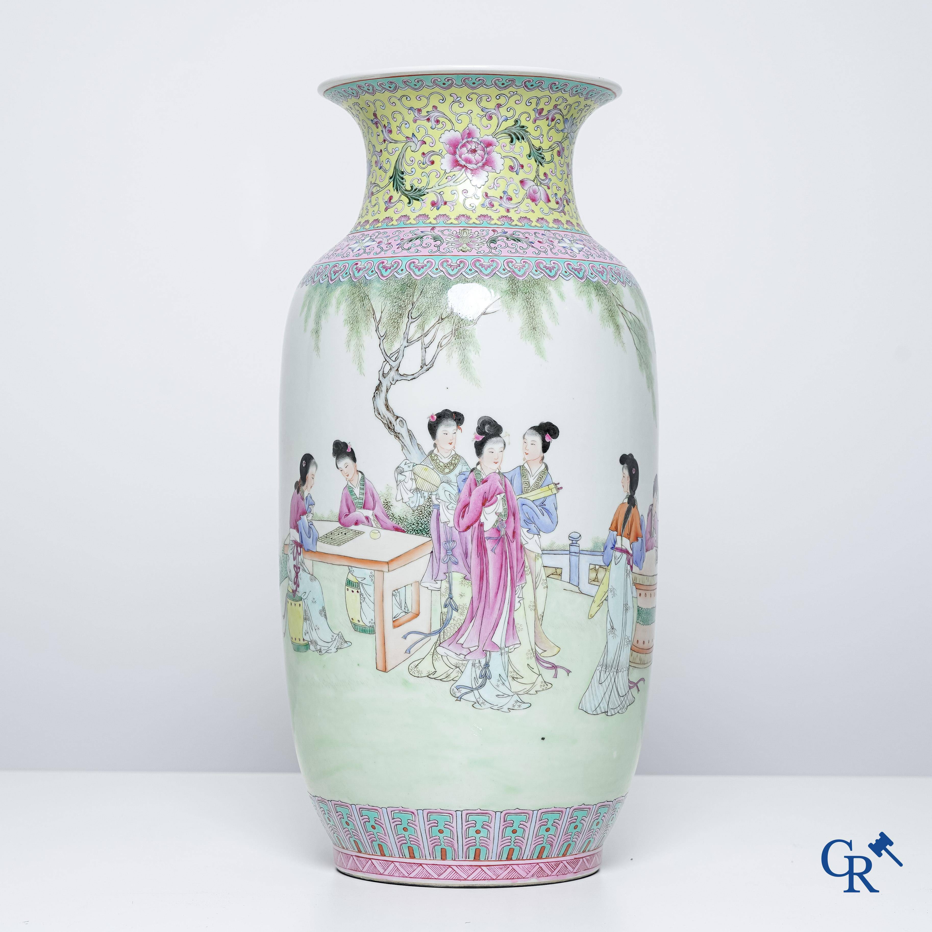 Porcelaine chinoise. Vase chinois finement décoré, famille rose, décor de femmes dans un jardin. Marqué.