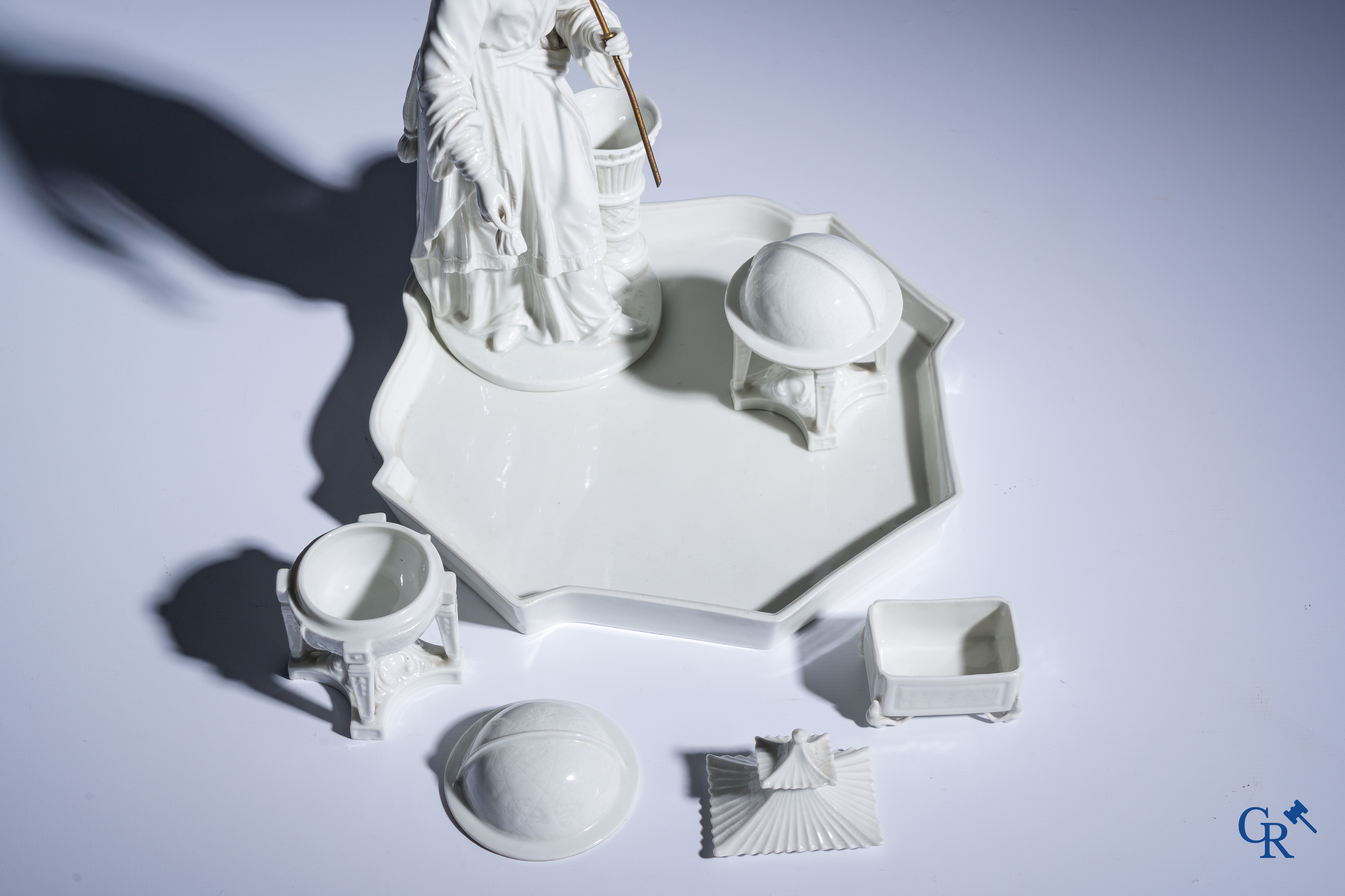 Koninklijke Porselein Fabriek Berlijn, KPM. Uitzonderlijk porseleinen inktstel in Aziatische stijl. Periode 1780-1830.