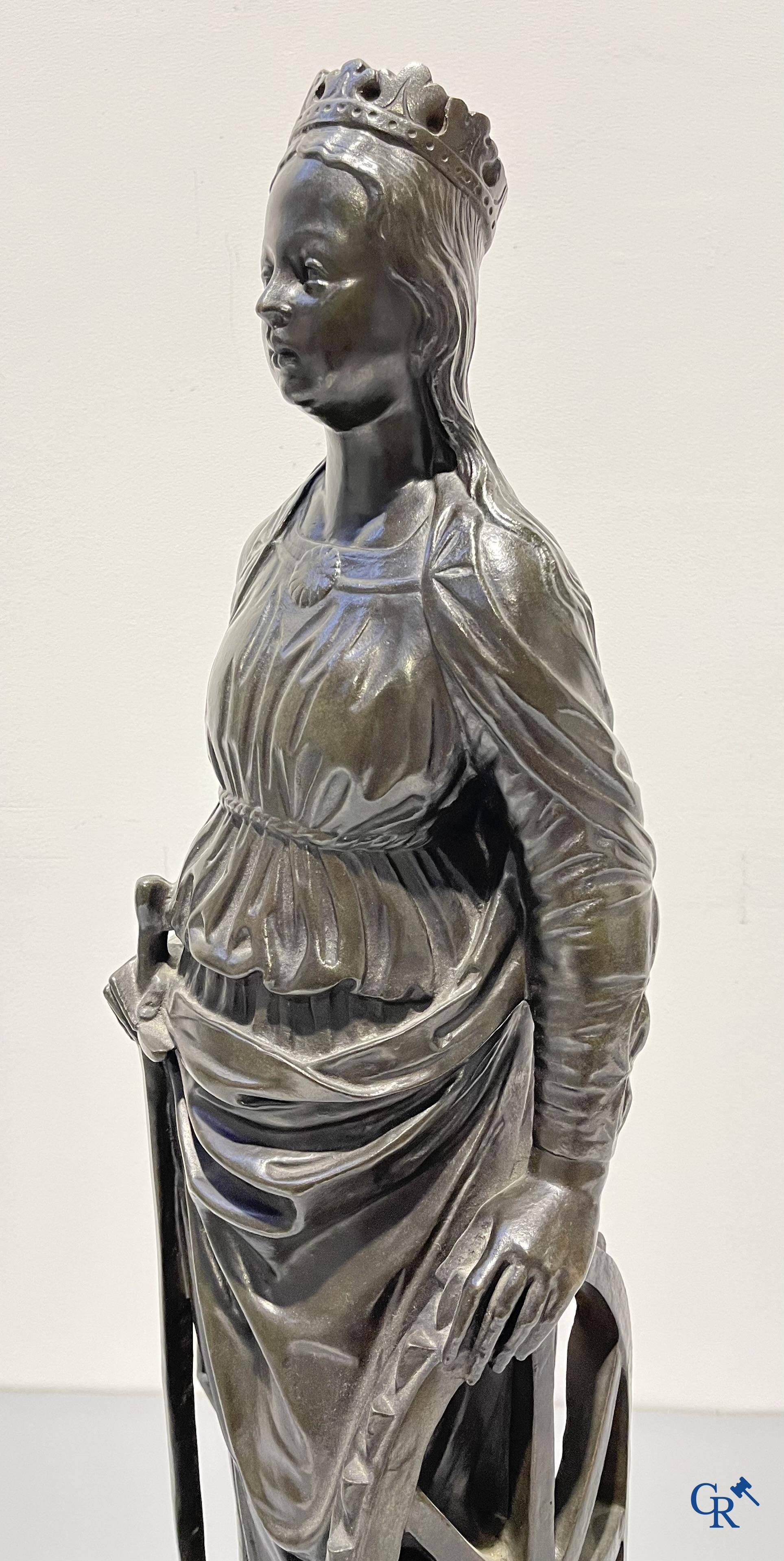 Eugène Laurent (1832-1898) Bronzen beeld met donkere patina van Catharina van Alexandrië met zwaard en karrewiel.