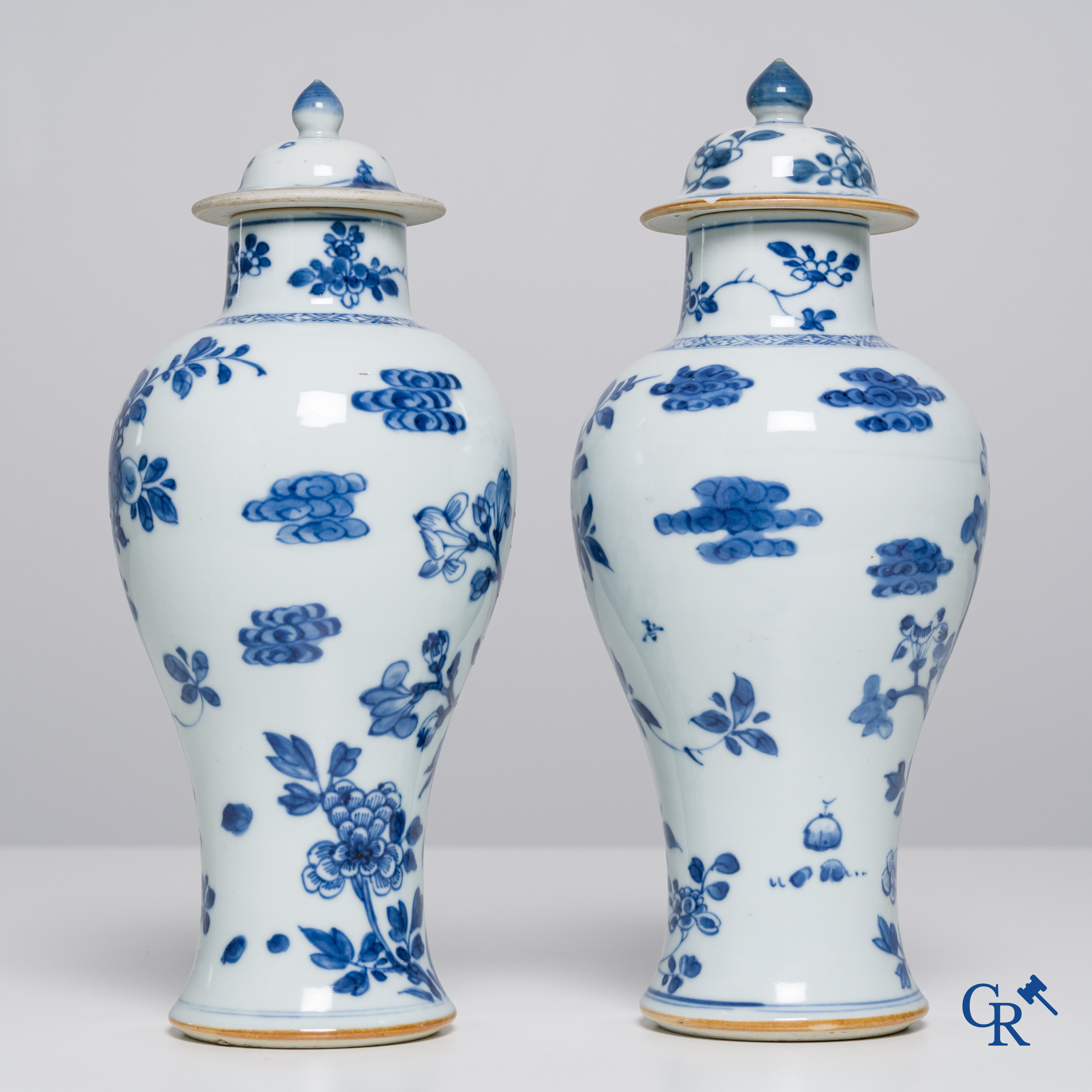 Asian Art: Chinese porcelain, 5 pieces of blue and white porcelain. 18th century.