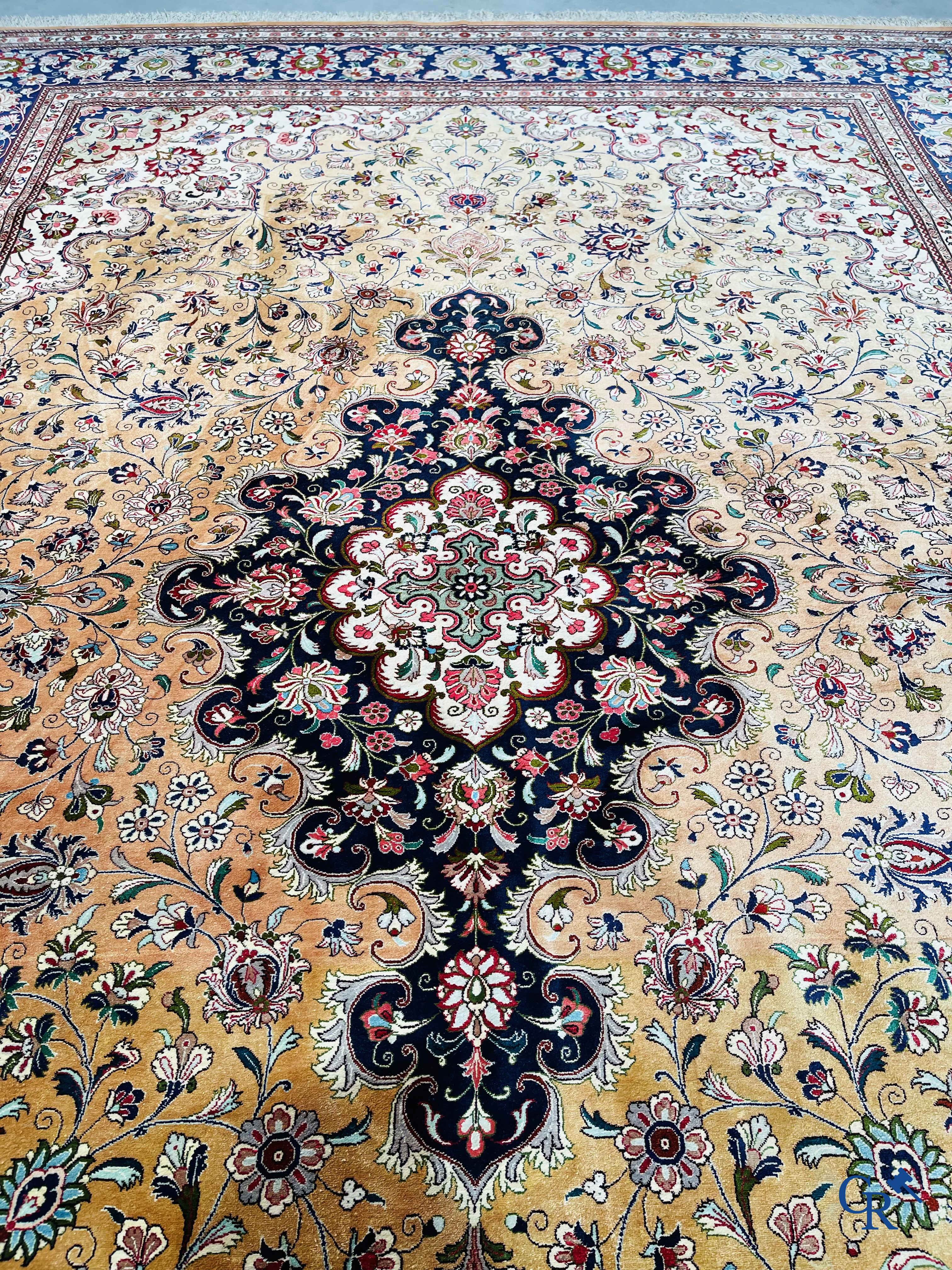 Tapis d'Orient: Ghoum, Iran. Exceptionnel tapis noué à la main en soie.