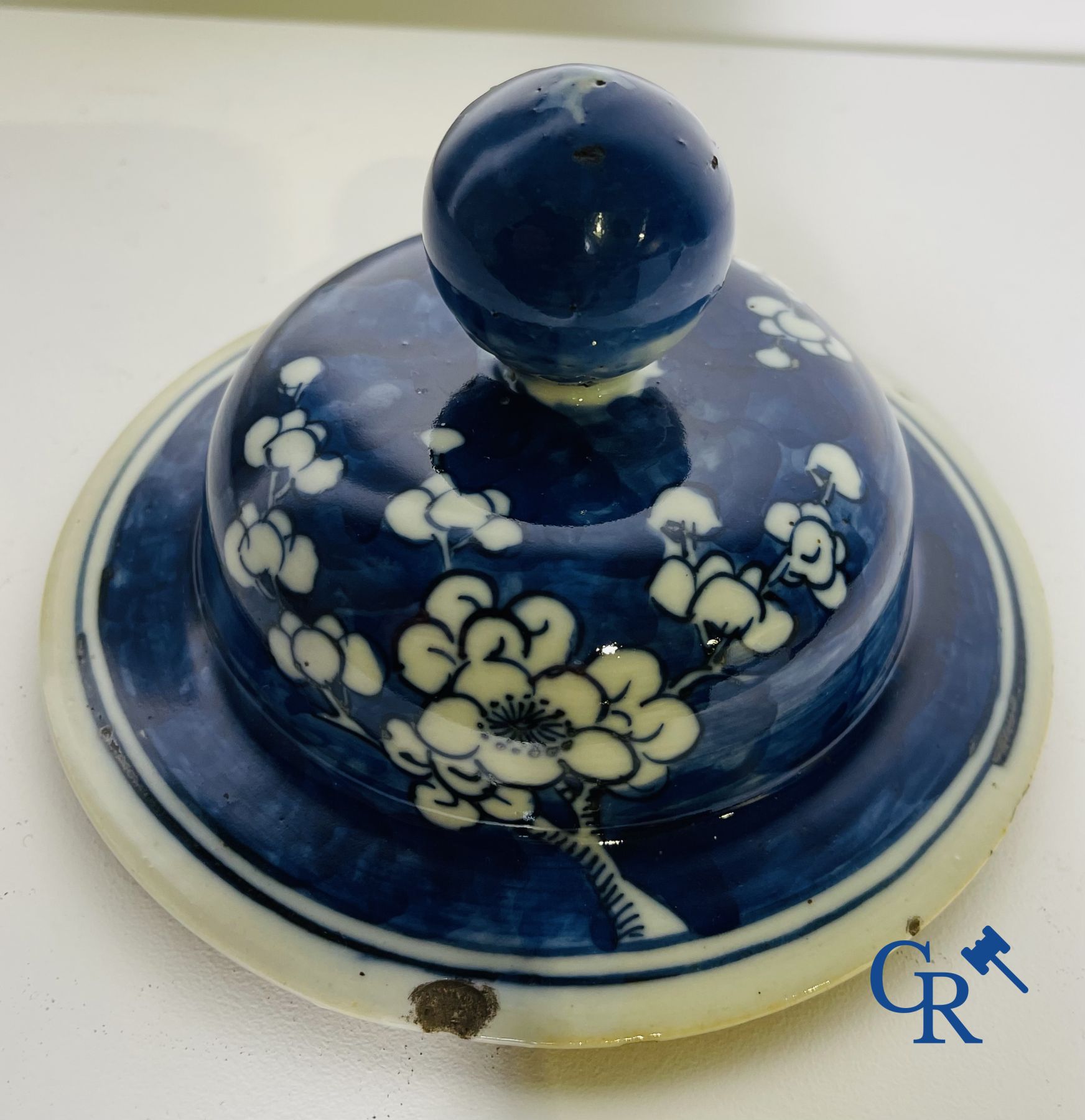 Chinese porcelain: a blue and white lid vase and a few ginger jars.