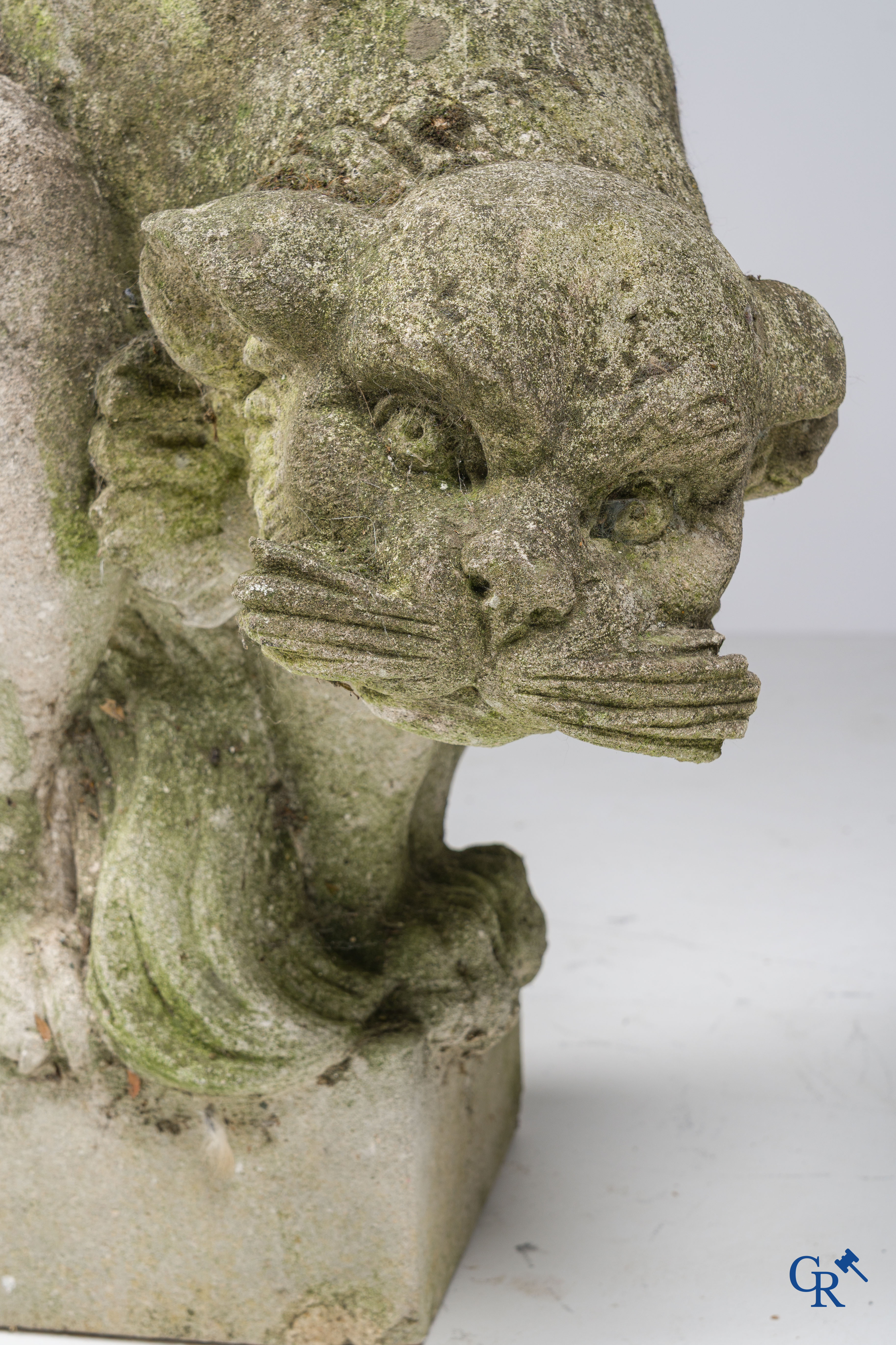 Uitzonderlijk paar grote ornamenten met voorstellingen van katten in handgesculpteerd kalksteen. Circa 1900.