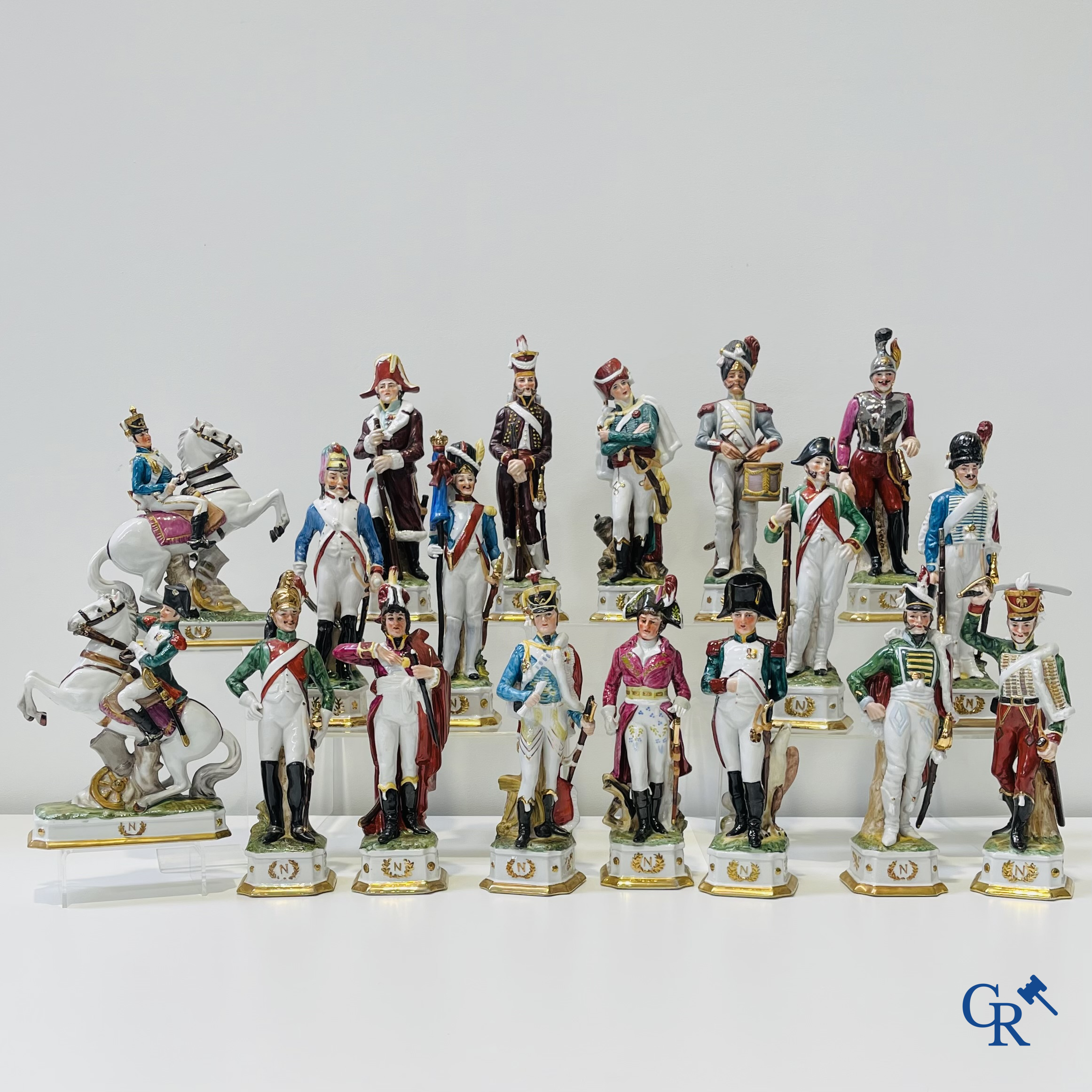 Porcelaine de Saxe: 18 grands personnages en porcelaine de Saxe avec des représentations de l'époque napoléonienne.