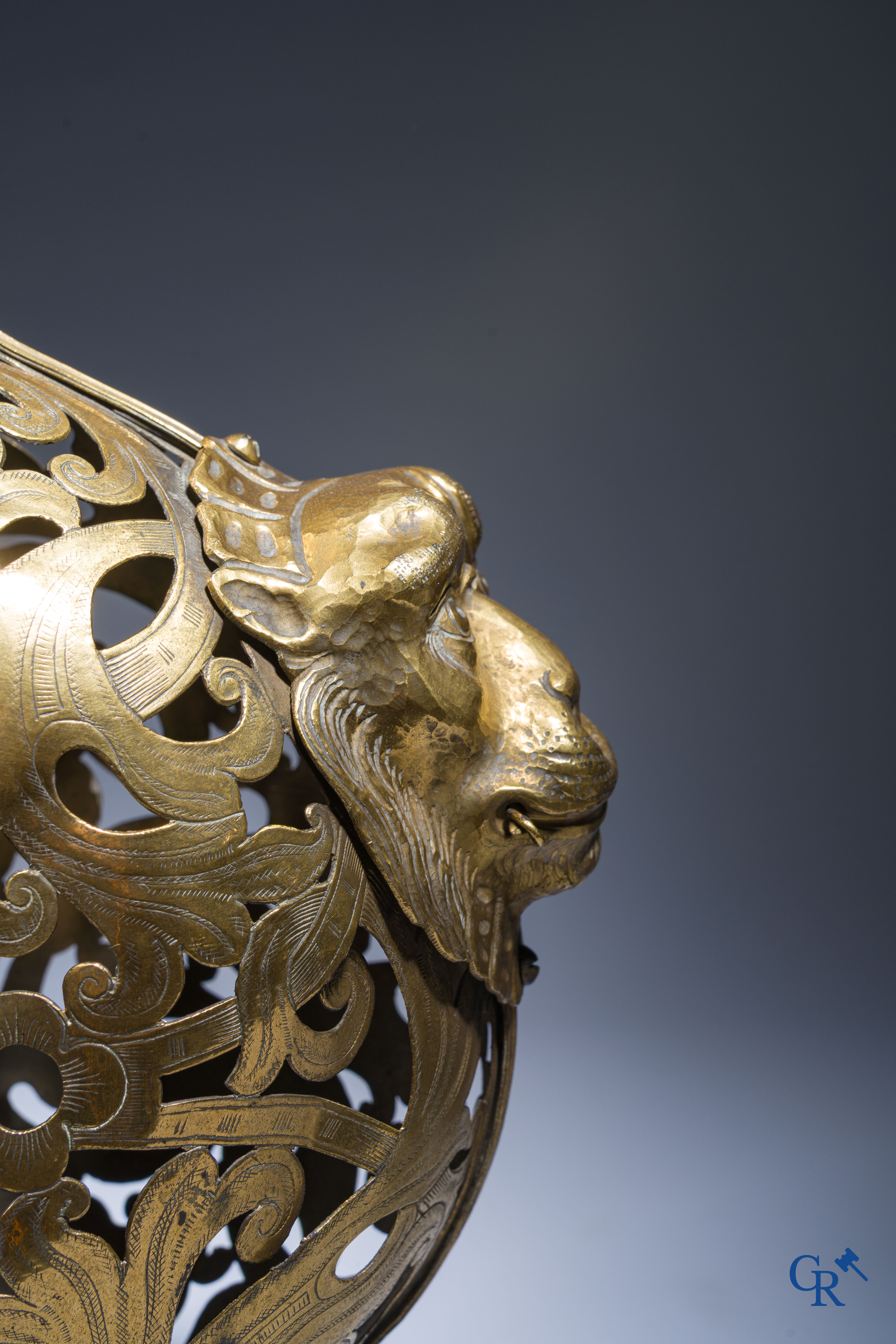 Een Venetiaanse pelgrimskalebas "Gourde de pelerin" in gegraveerd en verguld koper. Eind XVIe - Begin XVIIe eeuw.