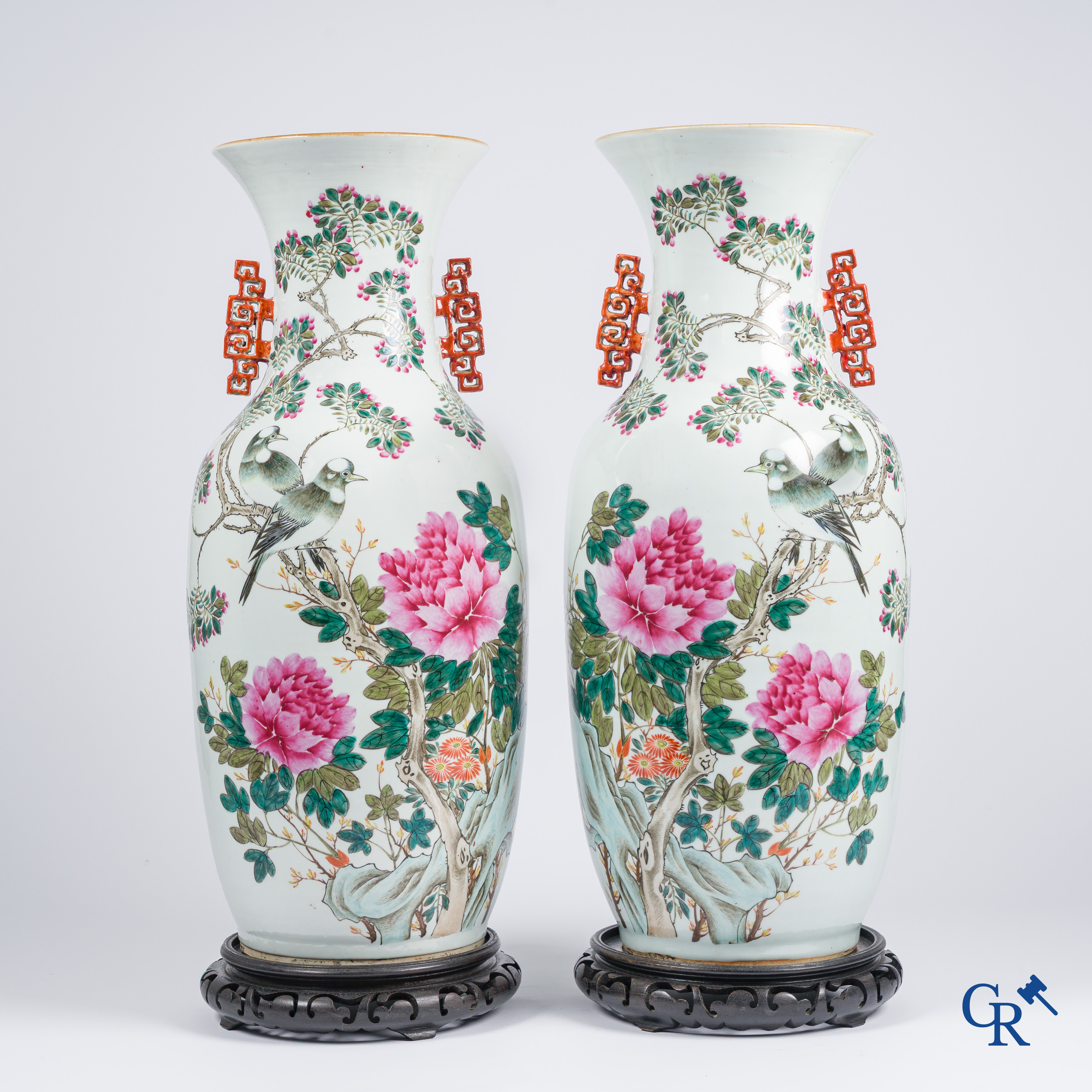 Aziatica, Chinees porselein. Een paar Chinese vazen met een famille rose decor van bloemen en vogels. Gemerkt. 19e eeuw.