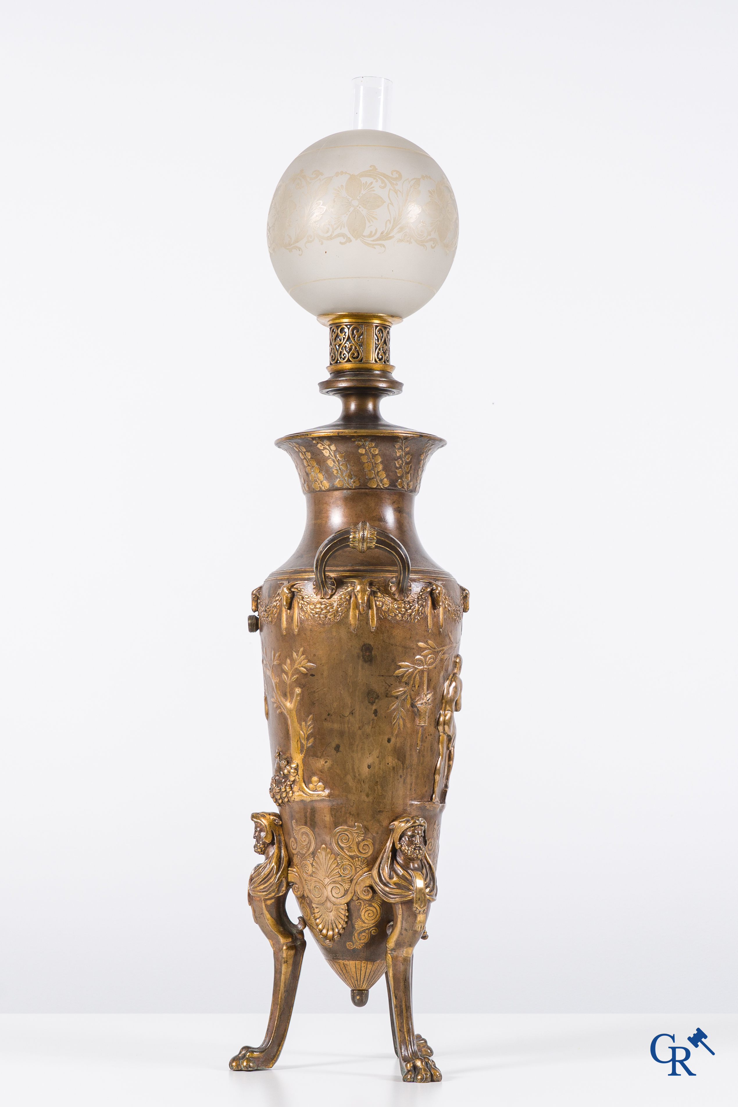 Ferdinand Barbedienne. Grote petroleumlamp in bruin gepatineerde en gedoreerde brons. Napoleon III-periode. Gesigneerd.