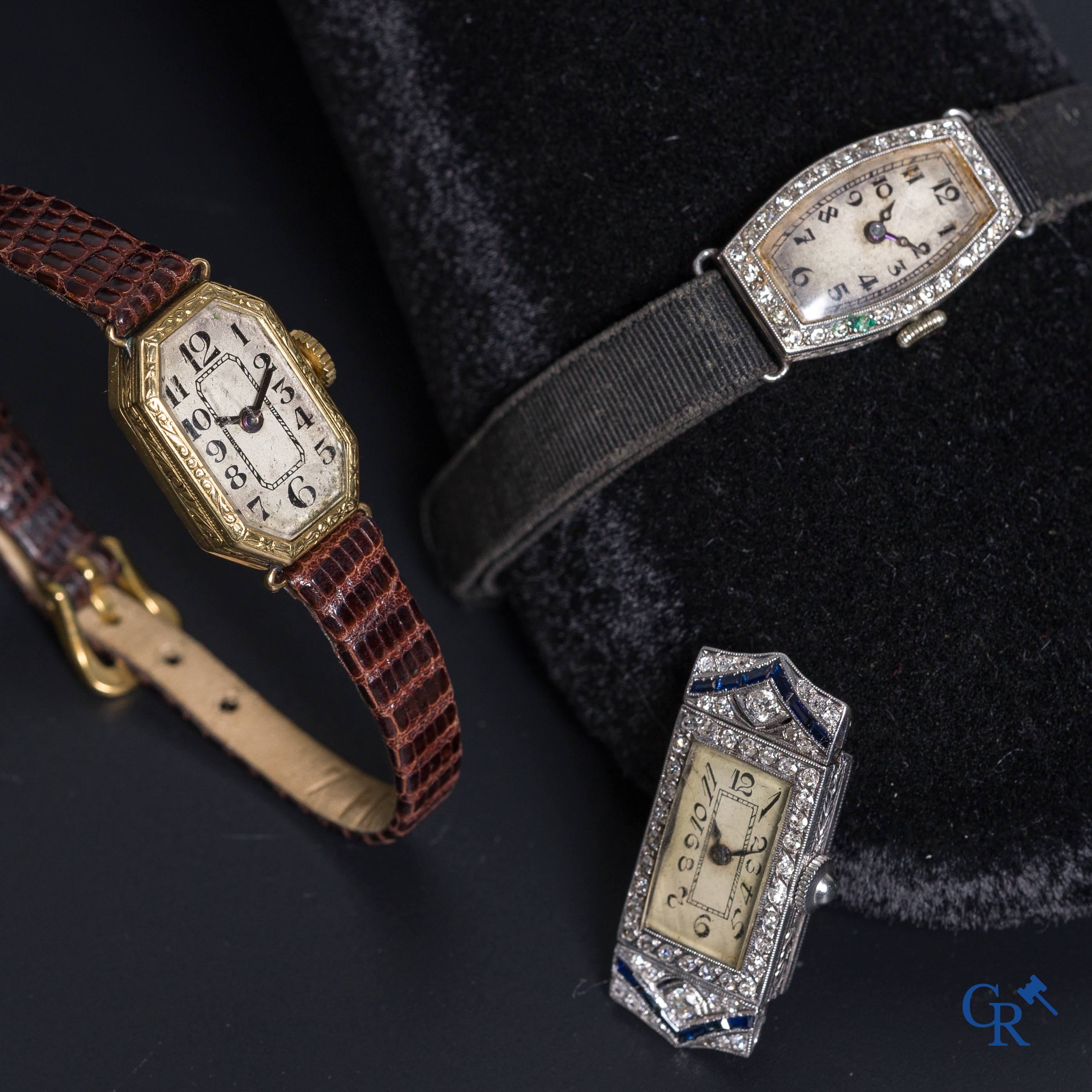 Watches: 1 ladies wristwatch in gold 18K (750°/00) and 2 watches in platinum and diamonds.