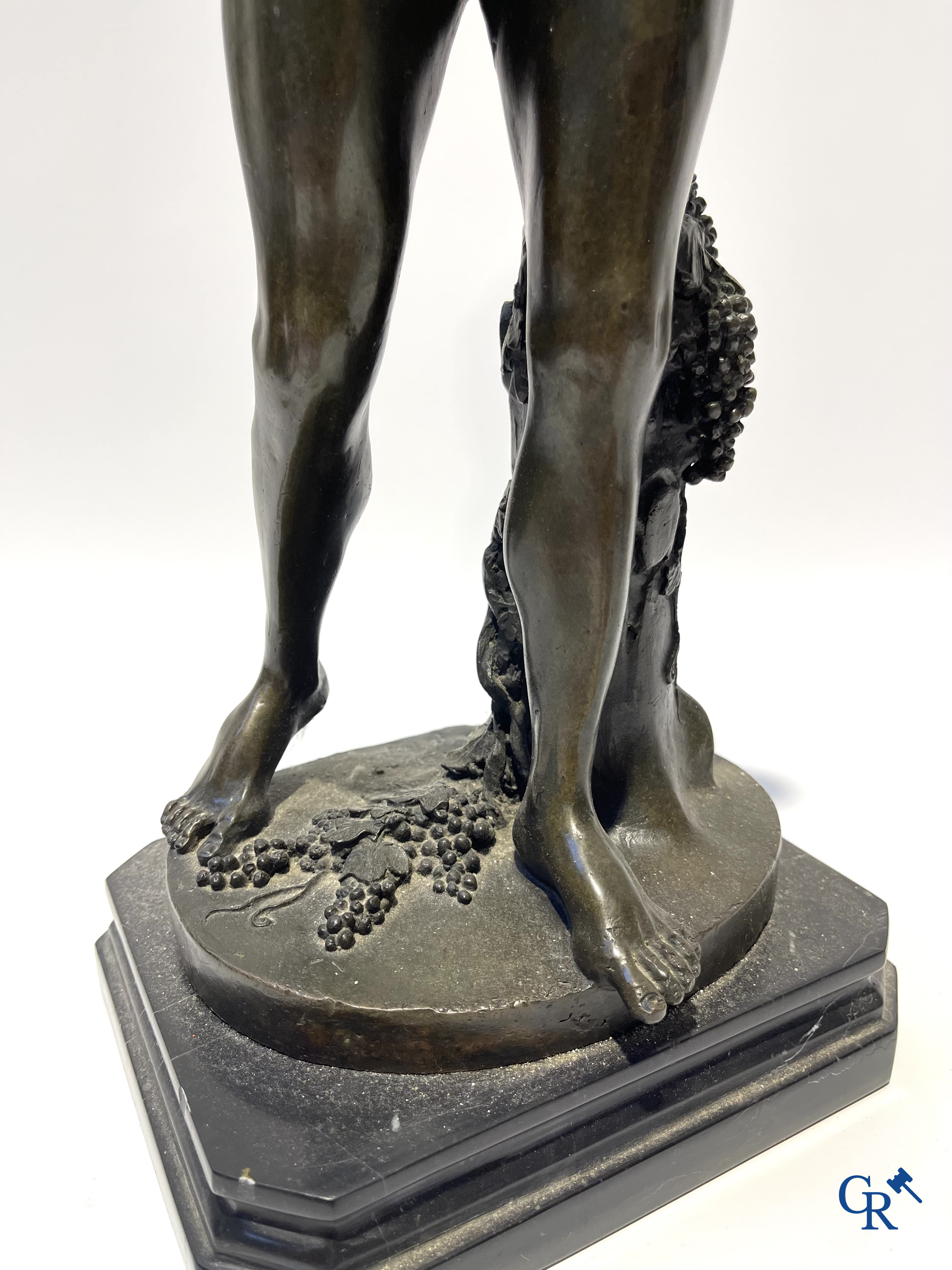 3 statues à l'antique en bronze, socle en marbre. XXème siècle.