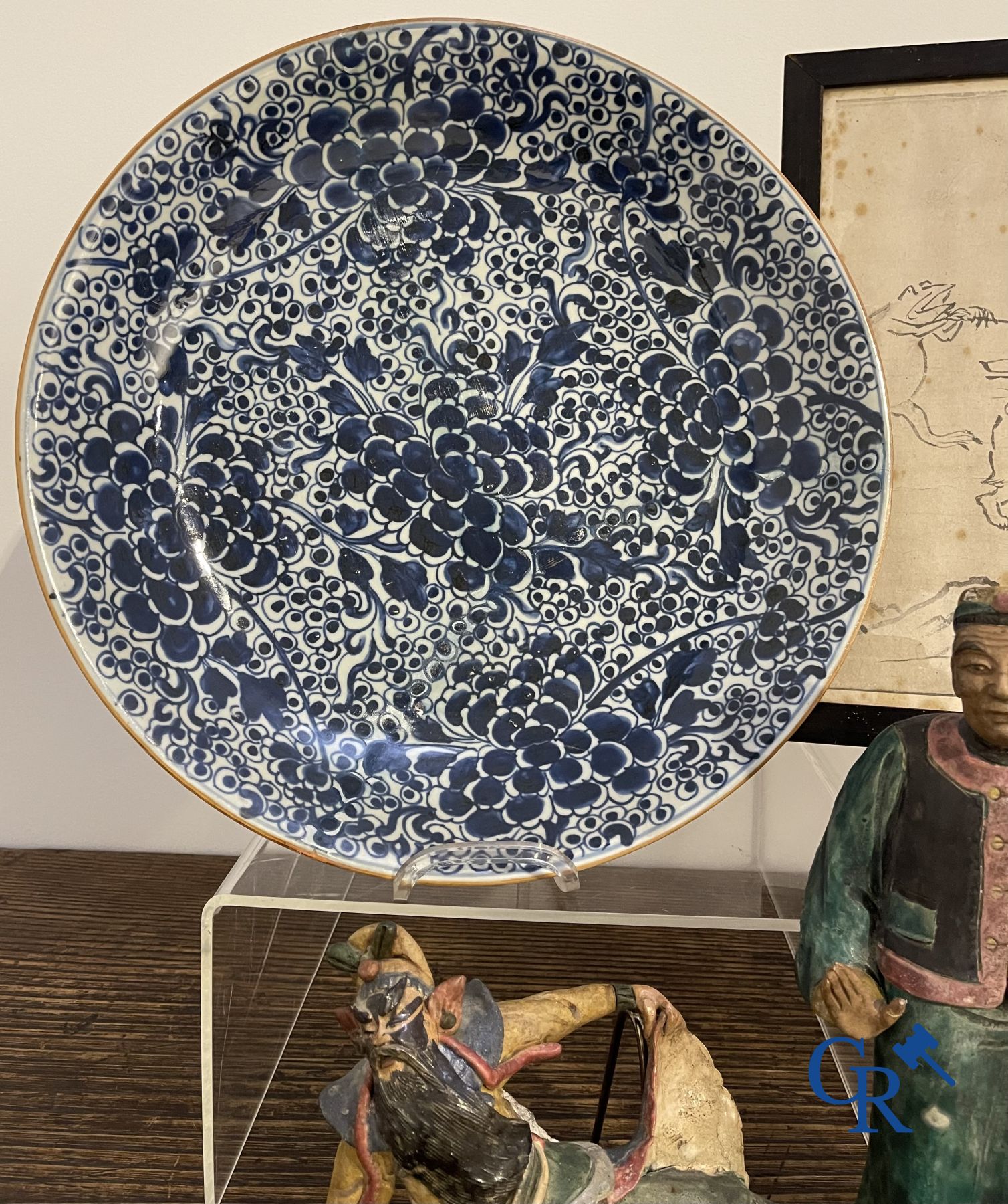 Art Asiatique: Lot avec divers objets en poterie et porcelaine et un dessin à l'encre.