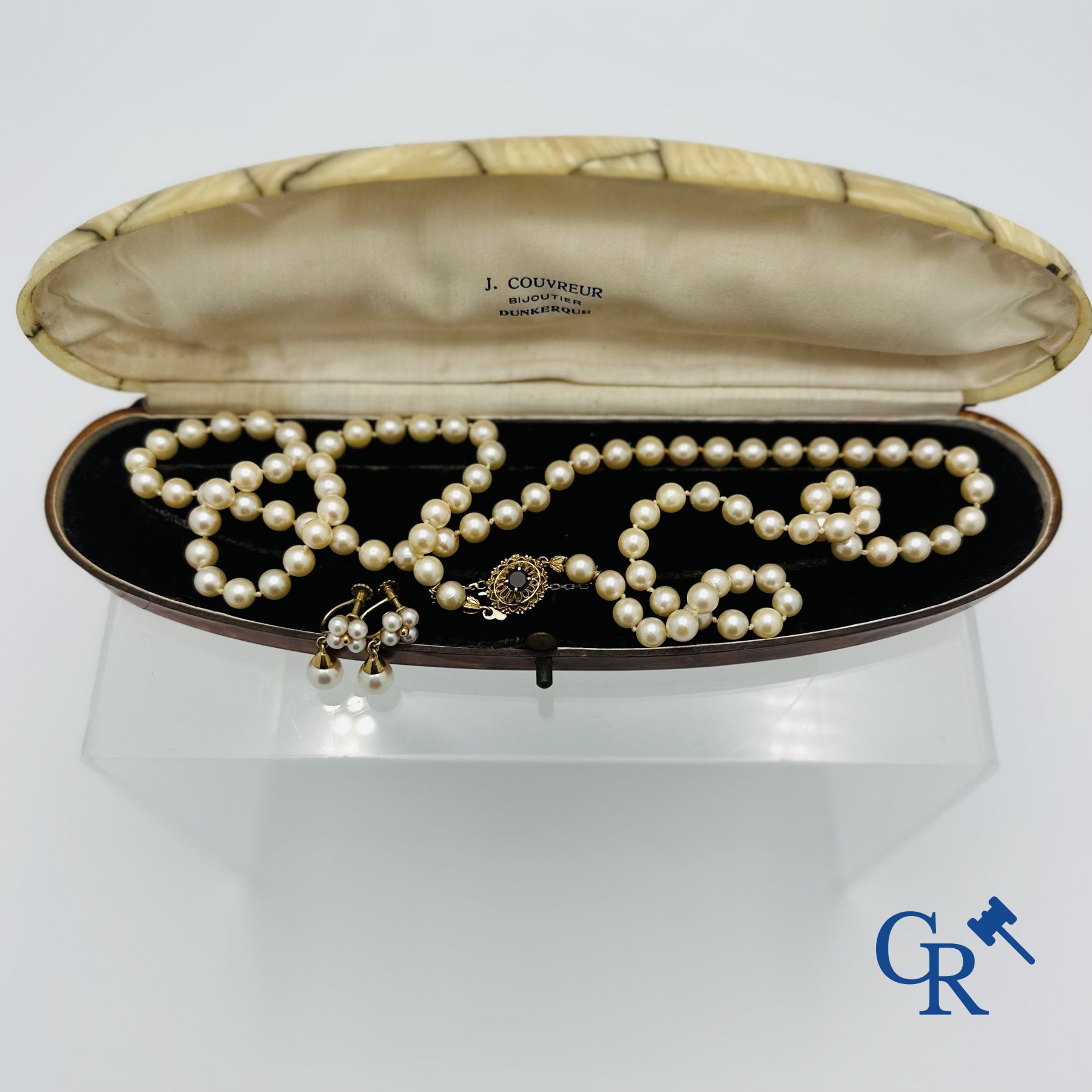 Jewellery: Lot consisting of a pearl necklace with gold clasp 18K and a pair of earrings in gold 18K.