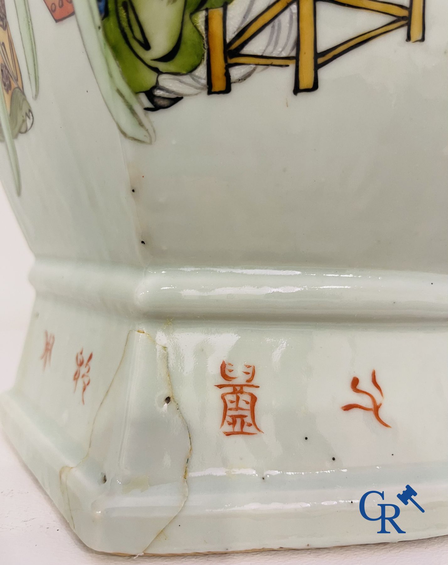 Art Asiatique: Porcelaine chinoise. Un vase chinois hexagonal de la famille rose avec des sages. 19/20ème siècle.