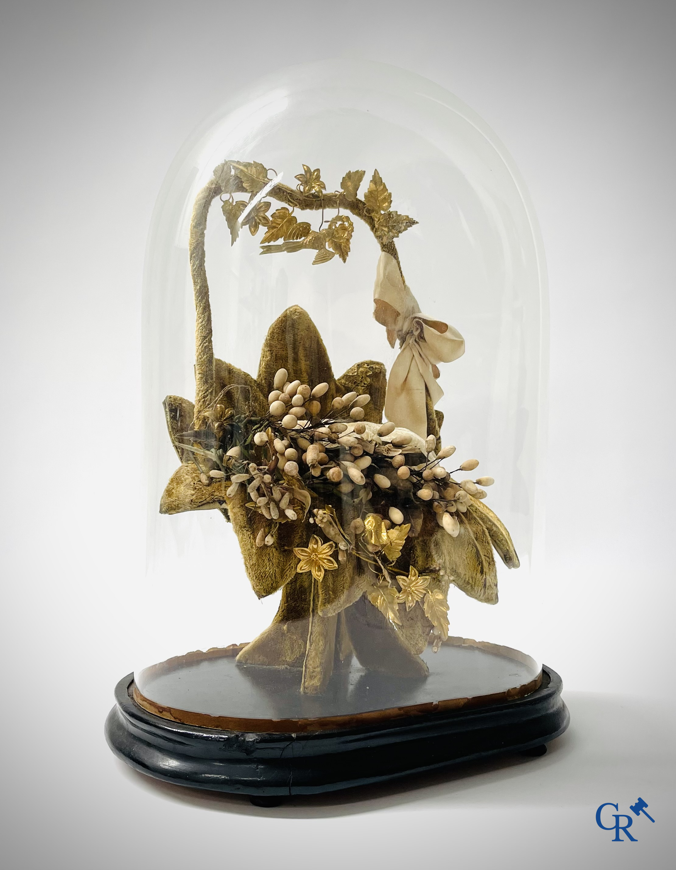 2 globes en verre avec un bouquet de mariage sur une base ornée d'ornements en laiton doré. vers 1900.