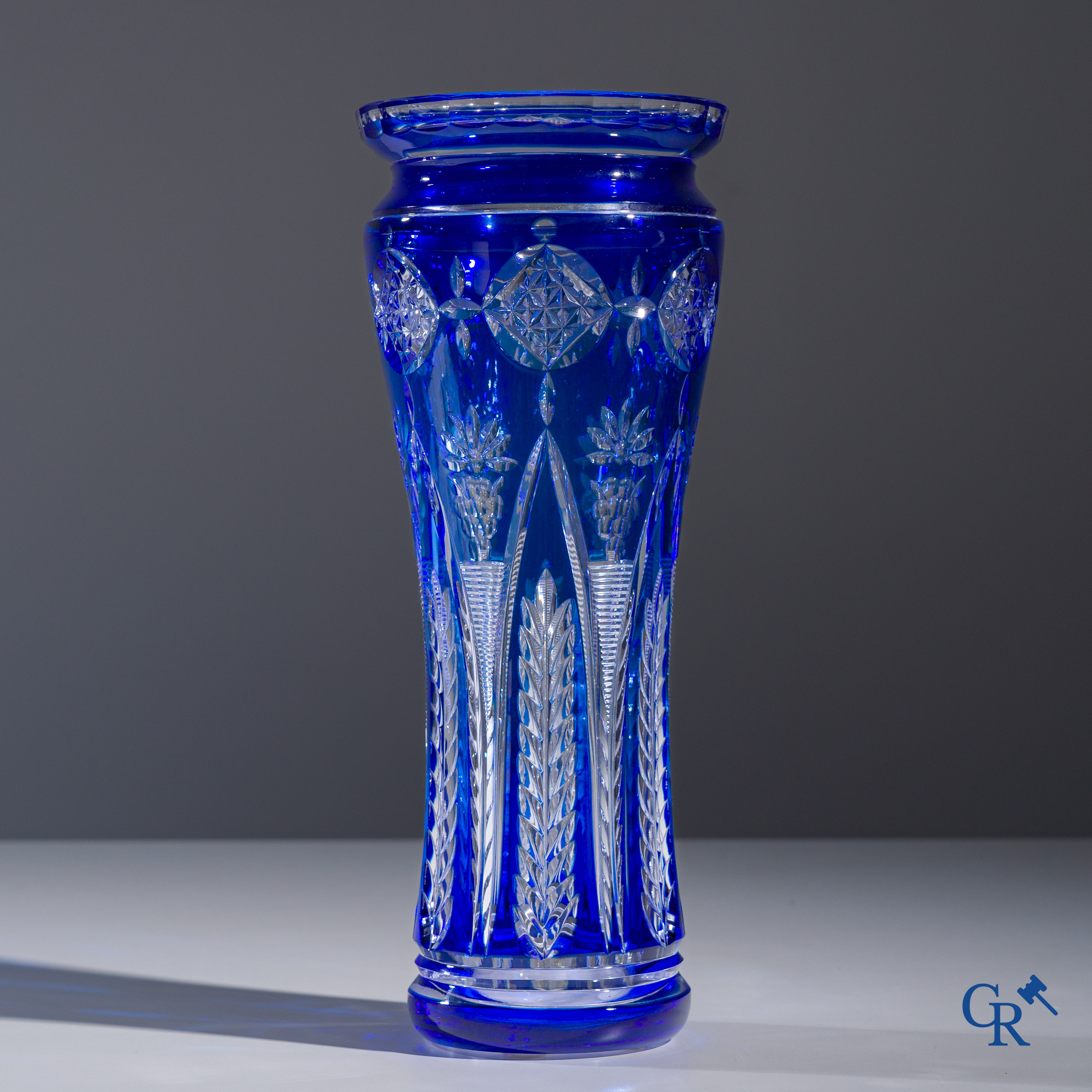 Val Saint Lambert, vase Sévigné bleu saphir, Designer Pierre Dias. Numérotée 47/75 et datée 1993.