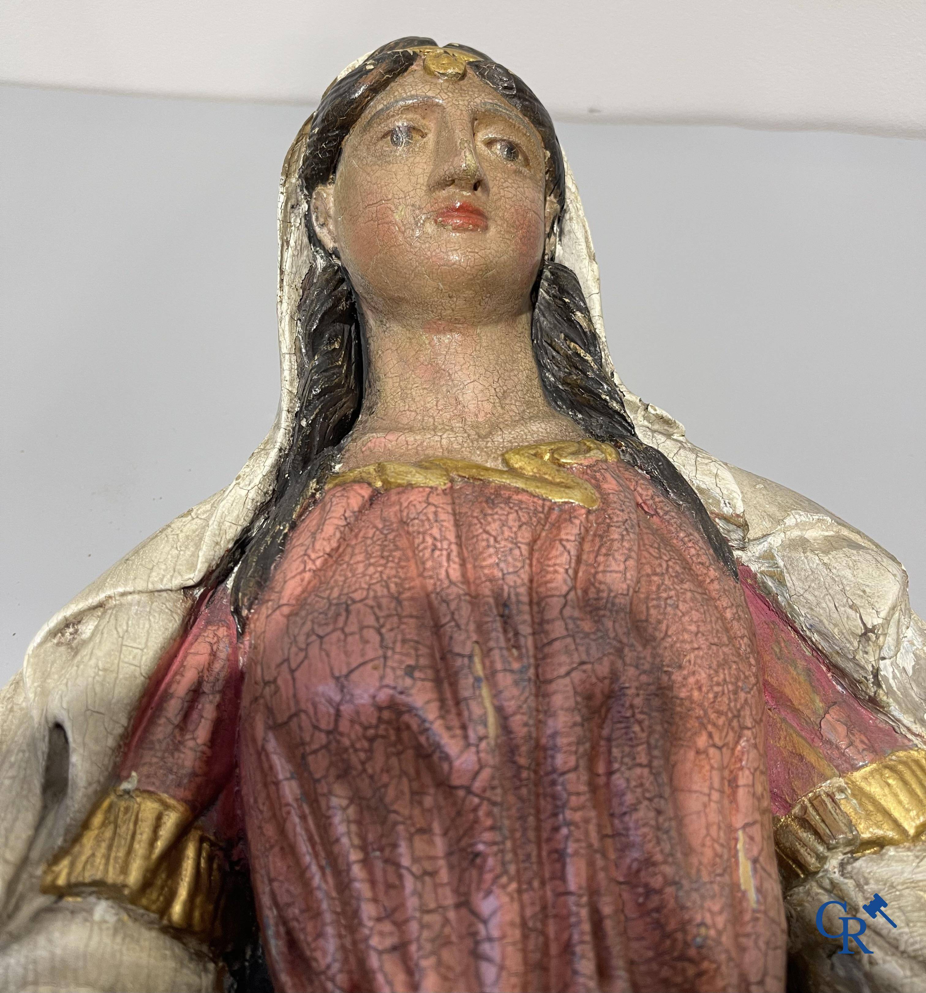 Religieuze objecten, 2 antieke houtgesculpteerde beelden van Sint Catharina. 18e eeuw.