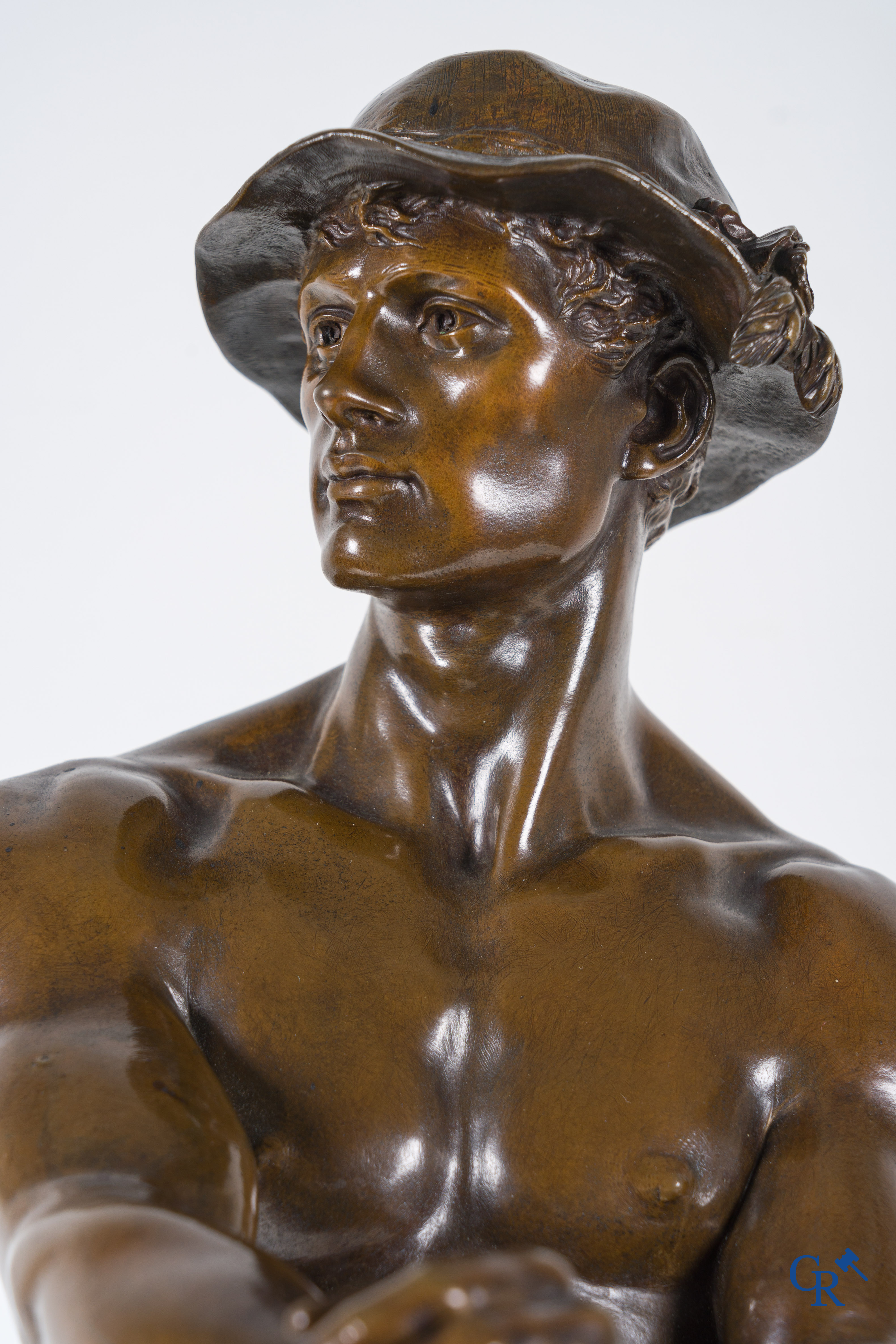 Charles Octave Levy (1840-1899) Faneur, Salon des Beaux-Arts. Bronzen beeld met bruine patine. 19e eeuw.