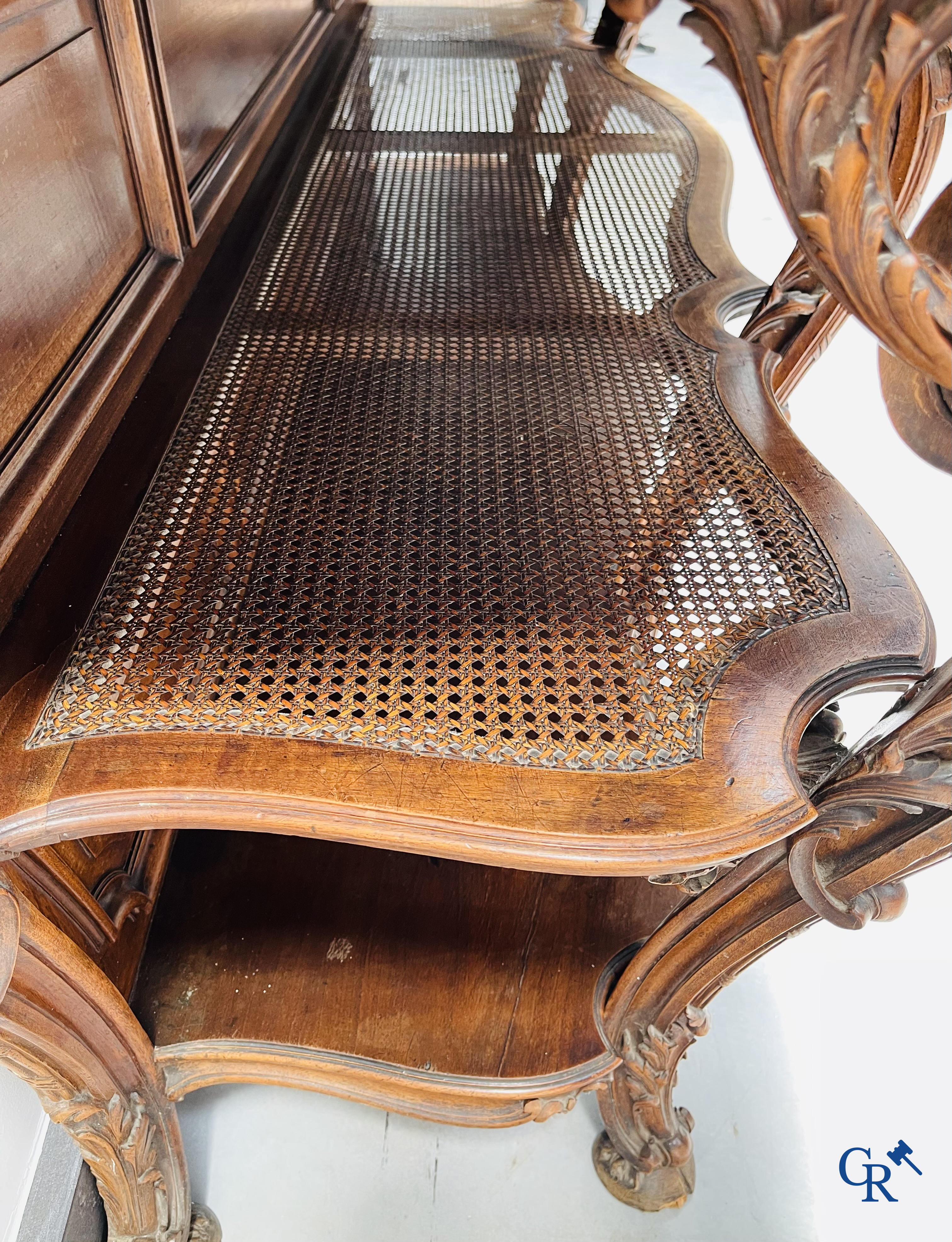 Maison Roll, 42, Rue Faubourg St. Antoine Paris. Een uitzonderlijk desserte meubel in gesculpteerd notelaar. LXVI-Stijl.