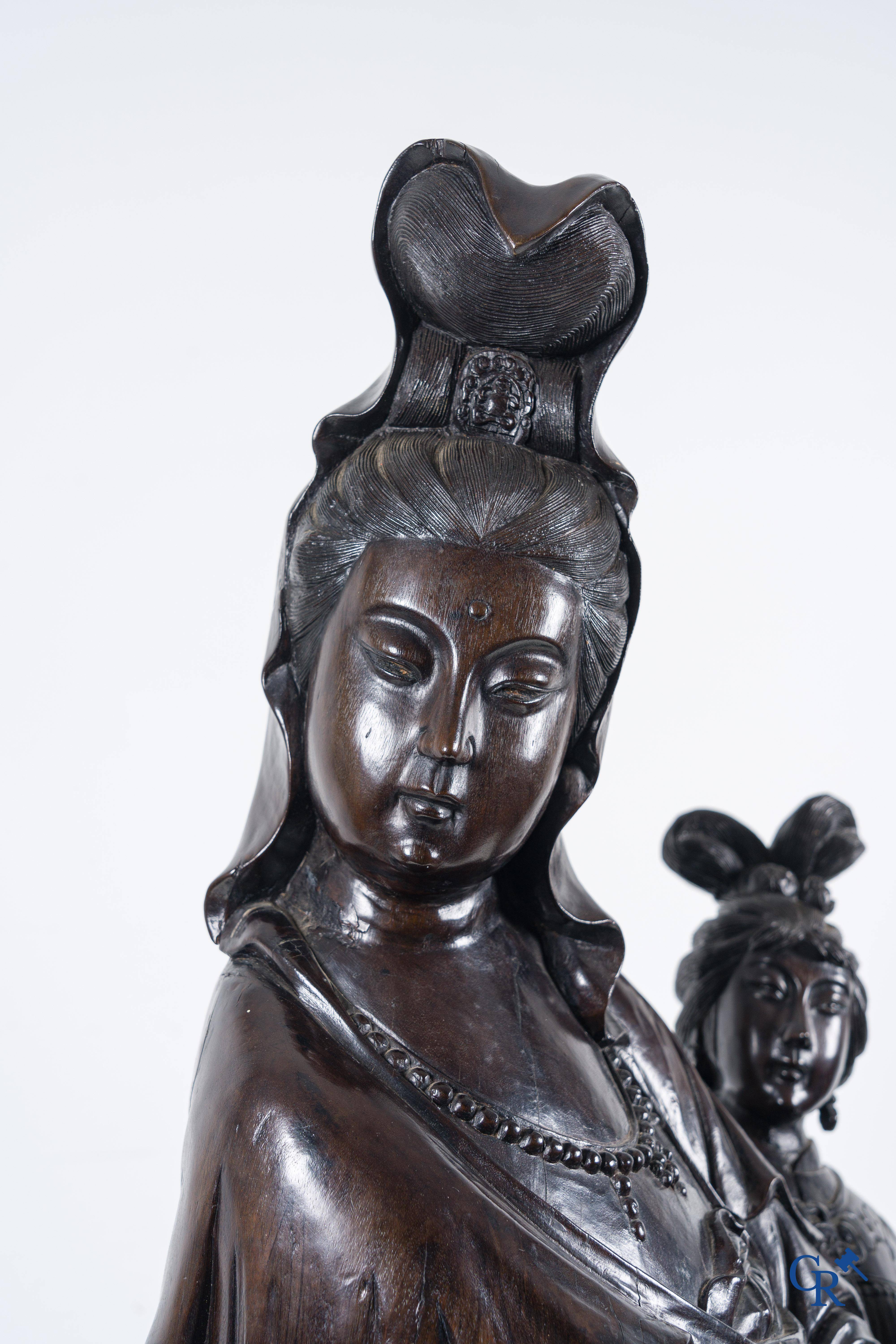 Aziatica, een uitzonderlijke grote groep met Guanyin, een draak en kinderen gesculpteerd in Chinees hardhout.