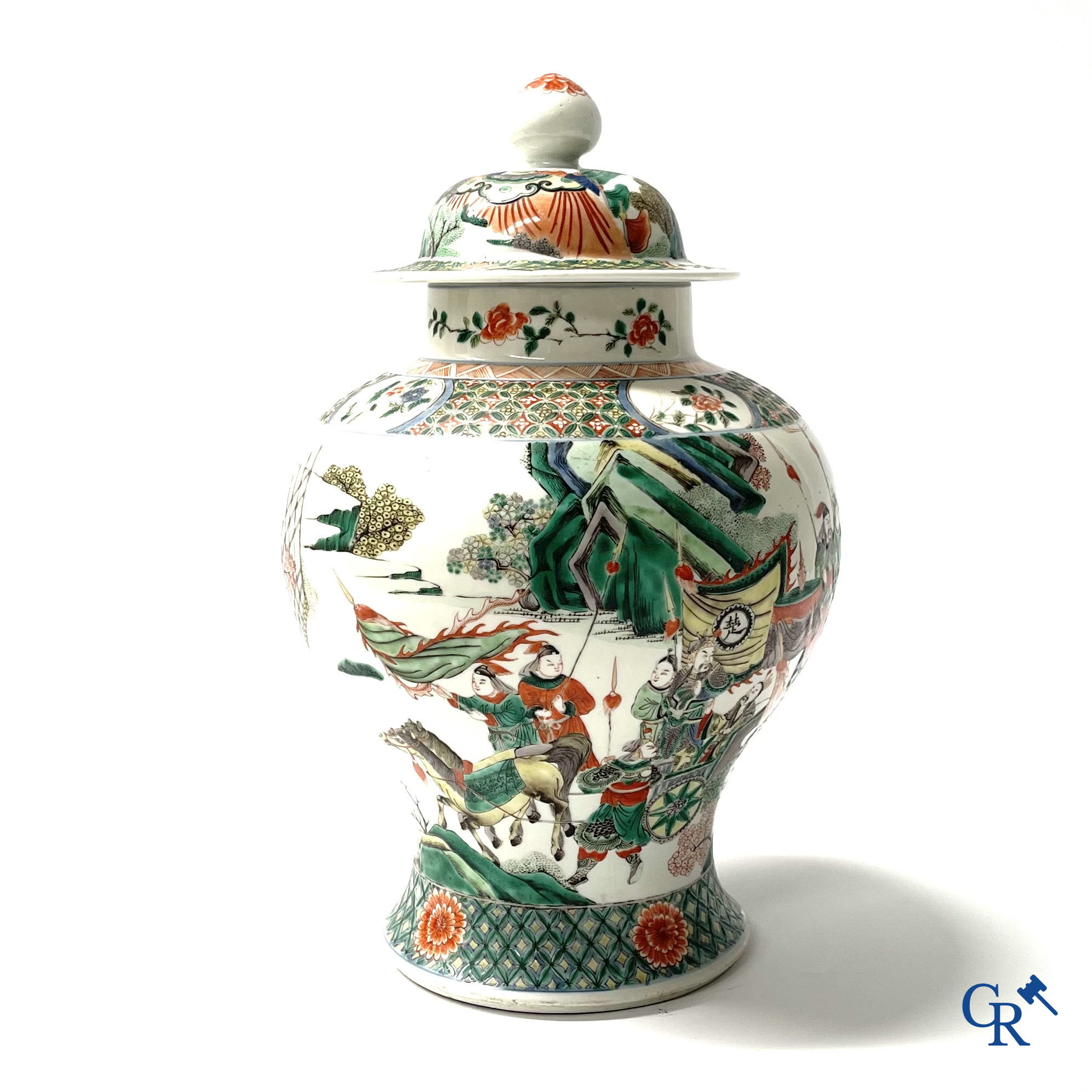 Aziatica, een Chinese famille verte dekselvaas met krijgers en paarden. 19e eeuw.