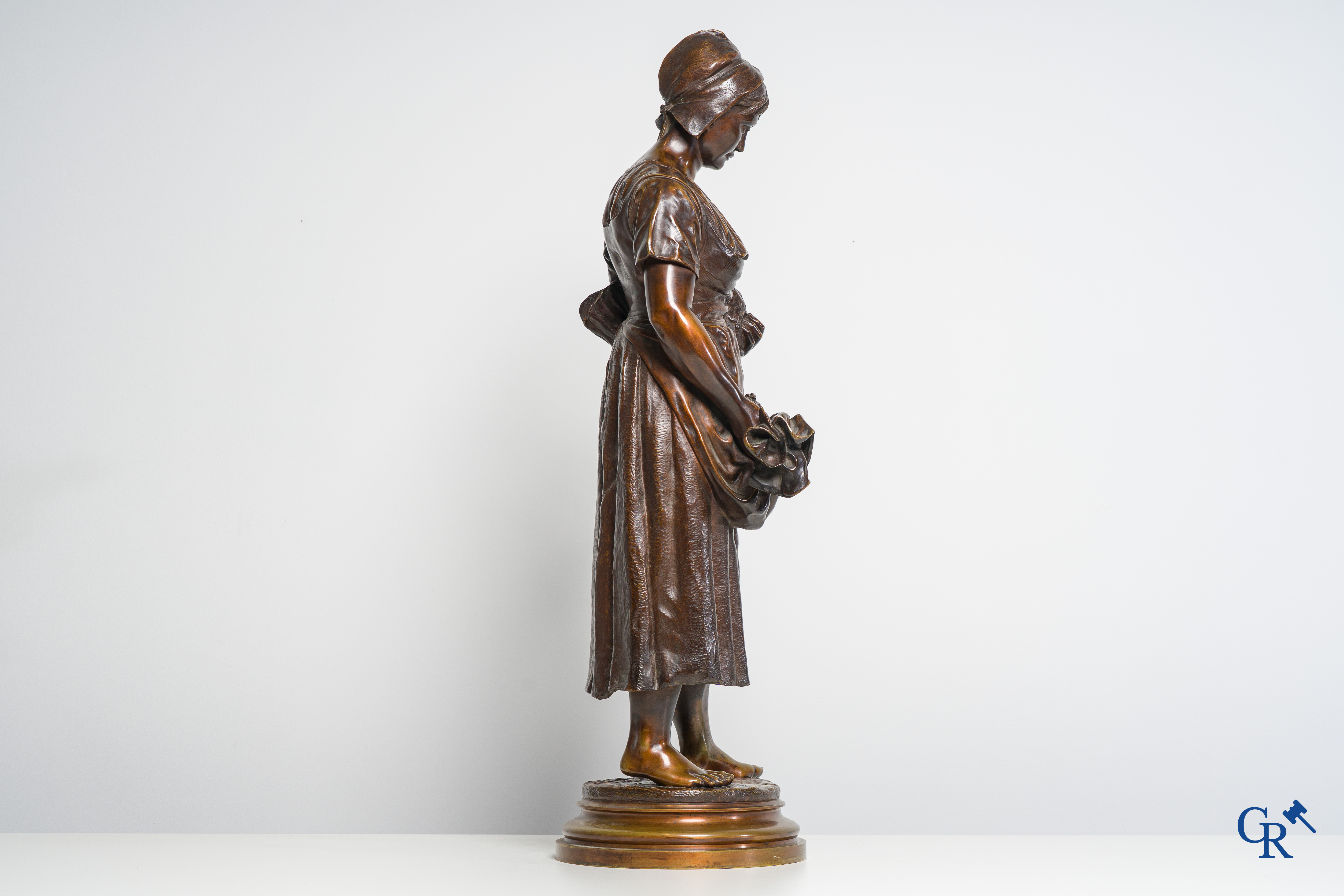 Alfred Barye (1839-1882): Bronze statue with brown patina. Farmer with hen and chicks.