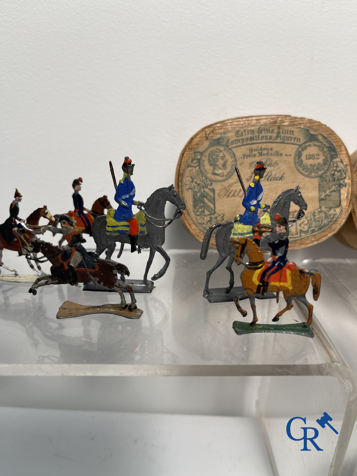 Antique toys: Large lot of tin soldiers and carriages. Heinrichsen in Nuremberg.