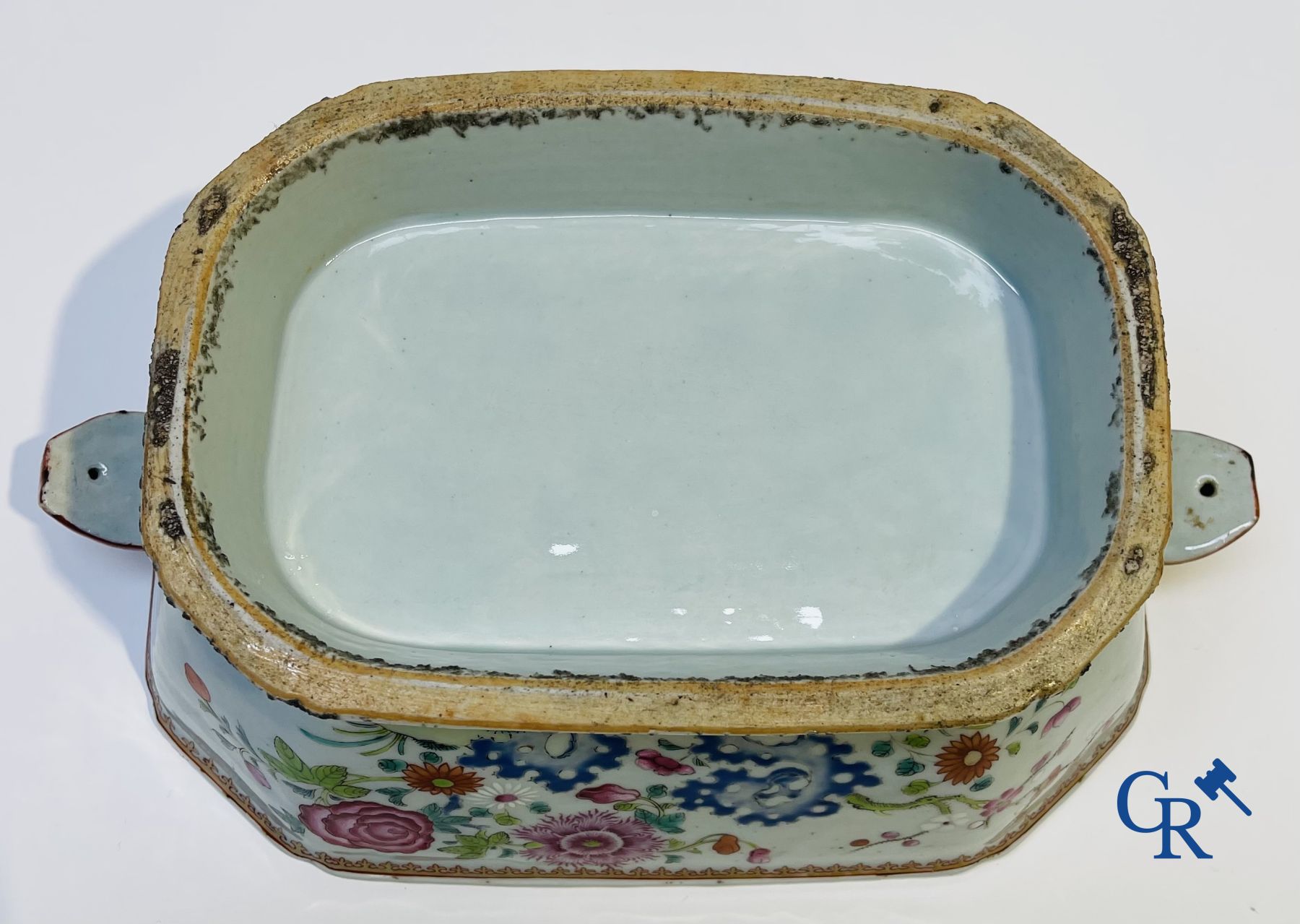 Chinese Porcelain: 2 tureens and a saucer in Chinese porcelain.