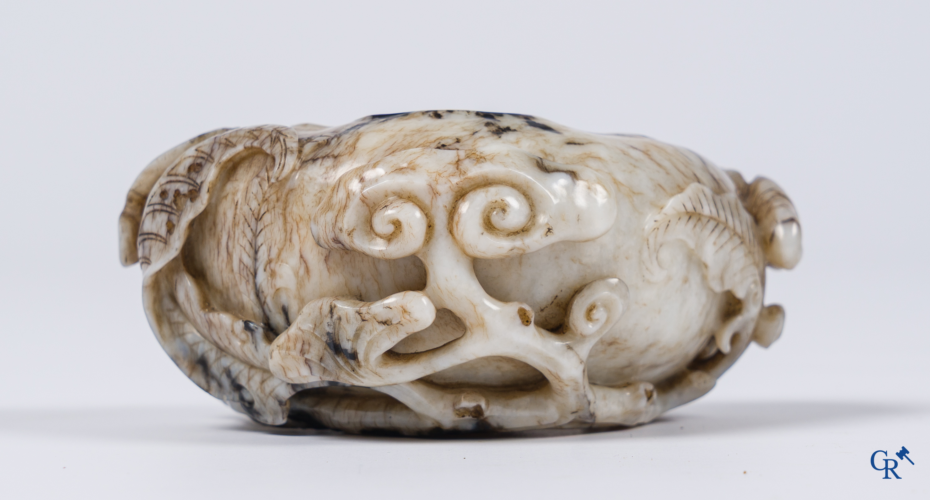 Aziatica. Een Chinese grijze en bruine jade penseelwasser of brush washer.