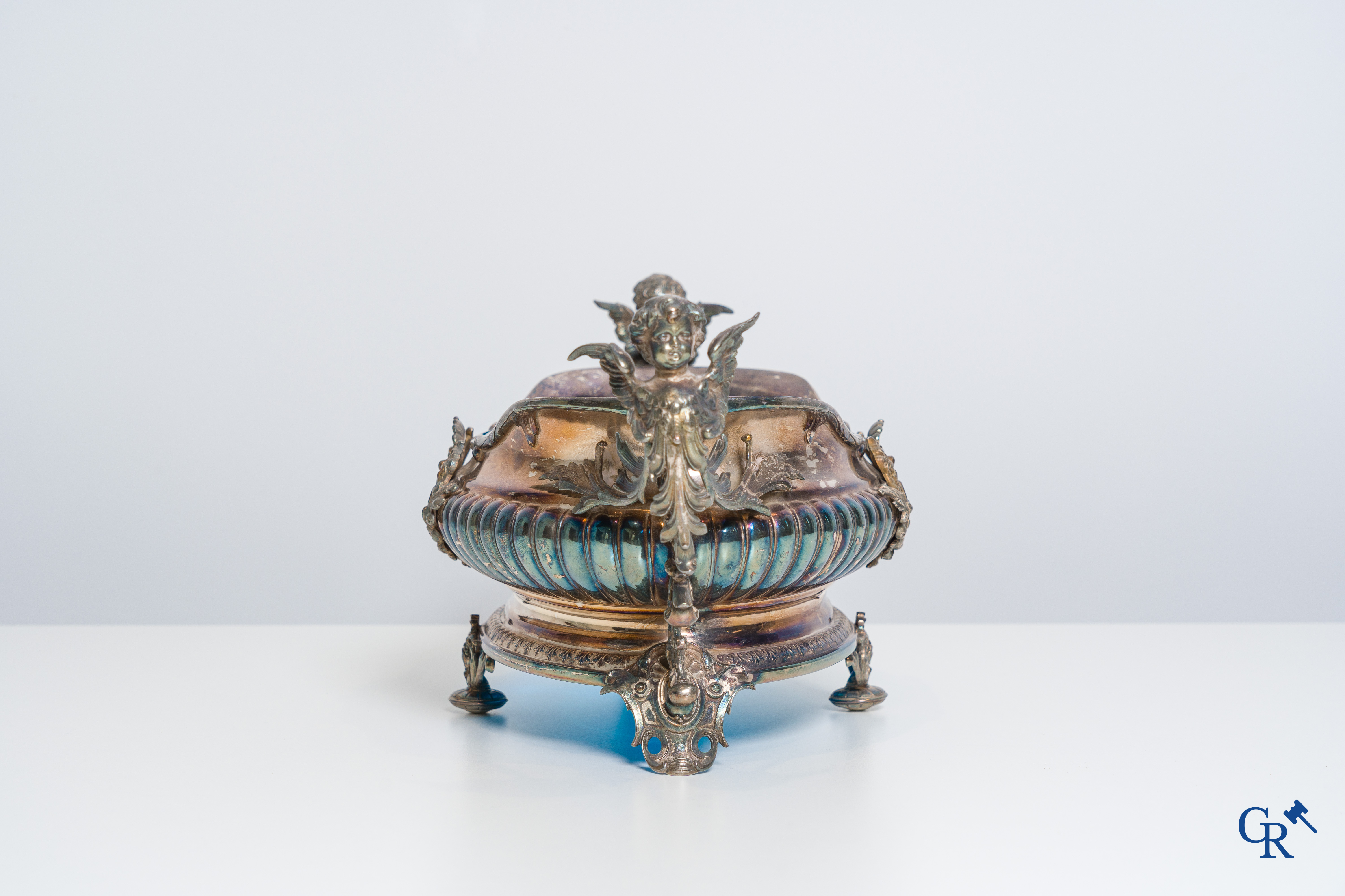 WMF, Milieu de table in silver-plated metal, richly decorated with ram heads and winged angels. LVXI style.