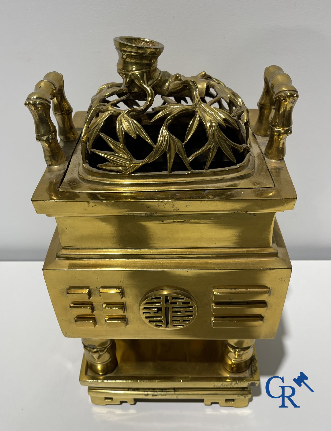 Art Asiatique: Un brûle parfum chinois en bronze, 19ème siècle. Marqué.