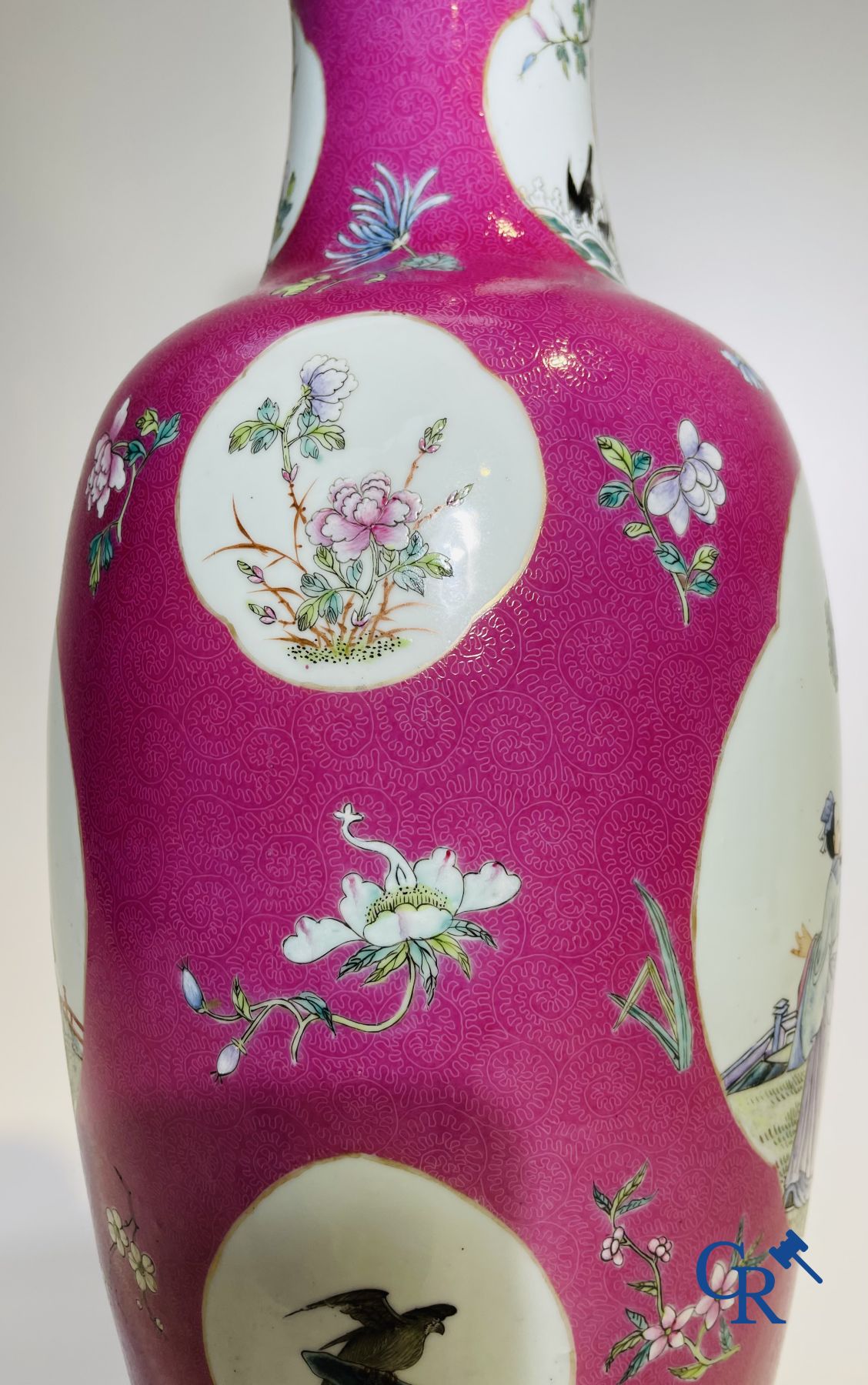 Porcelaine chinoise: Un vase chinois famille rose décoré sur un fond rouge rubis en technique sgraffito.