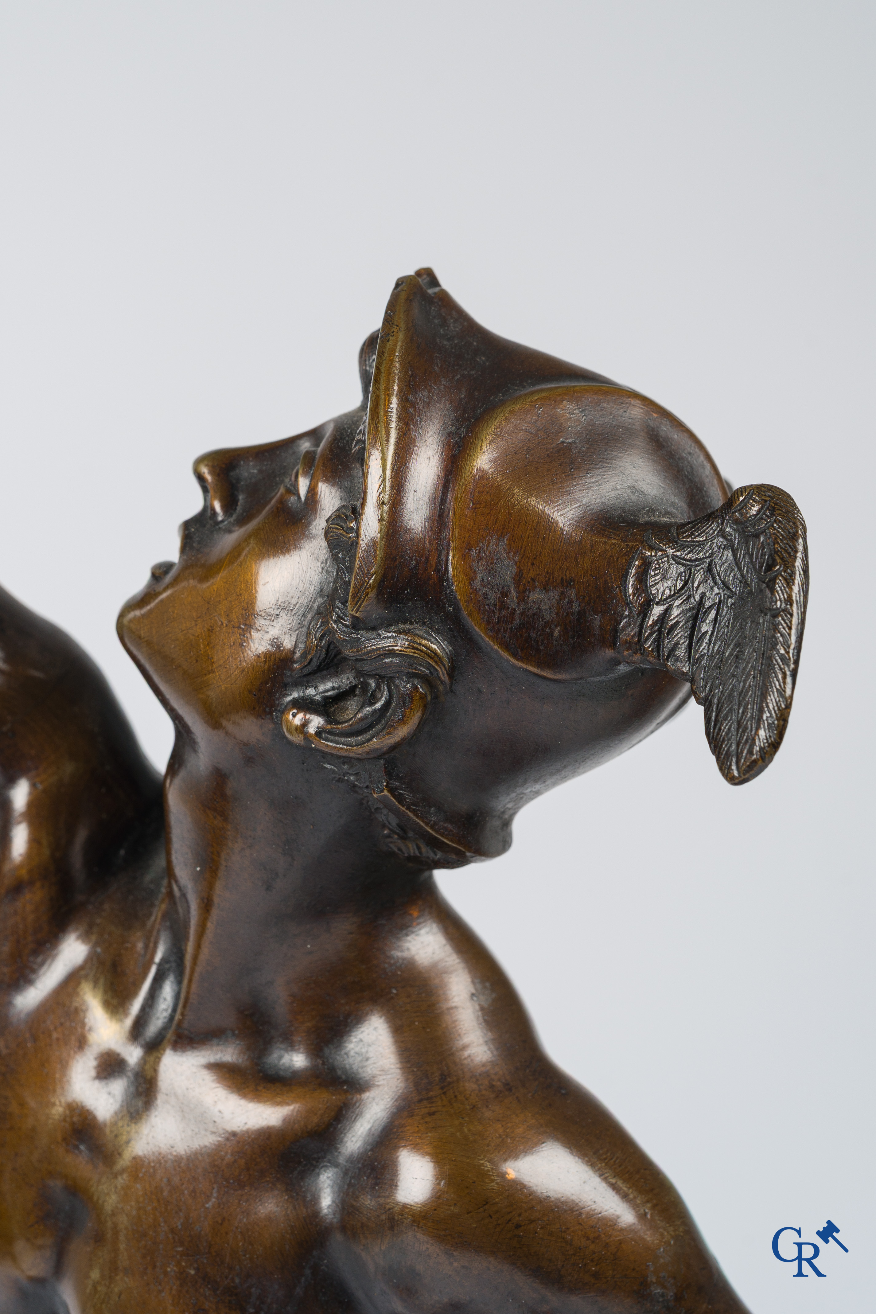 Paire d'importantes statues à l'antique en bronze d'après un modèle de Jean De Bologne.