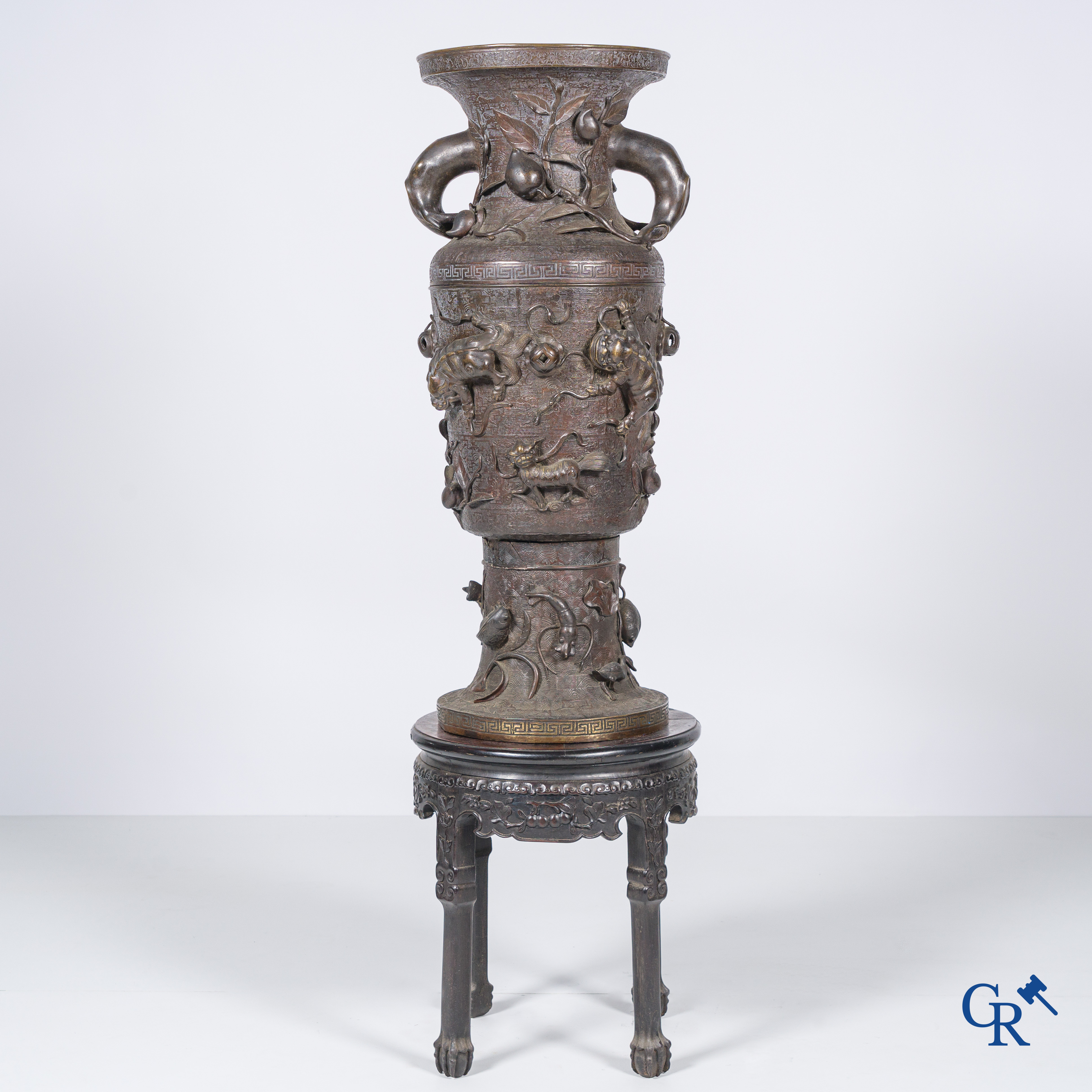 Art Asiatique, un important vase chinois en bronze sur un socle en bois.