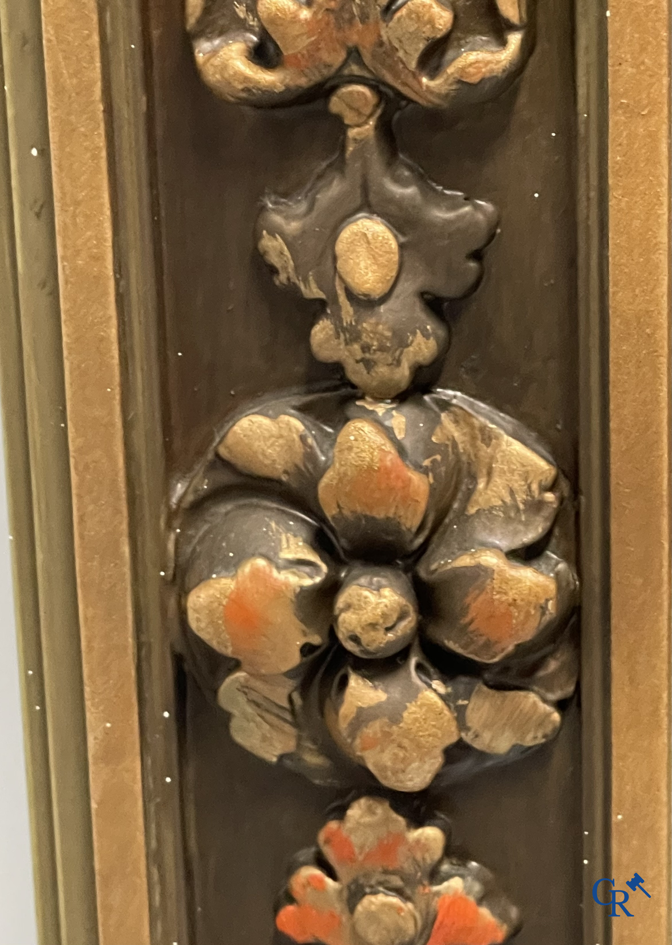 Un grand miroir de cheminée patiné avec un dragon. Vers 1900.