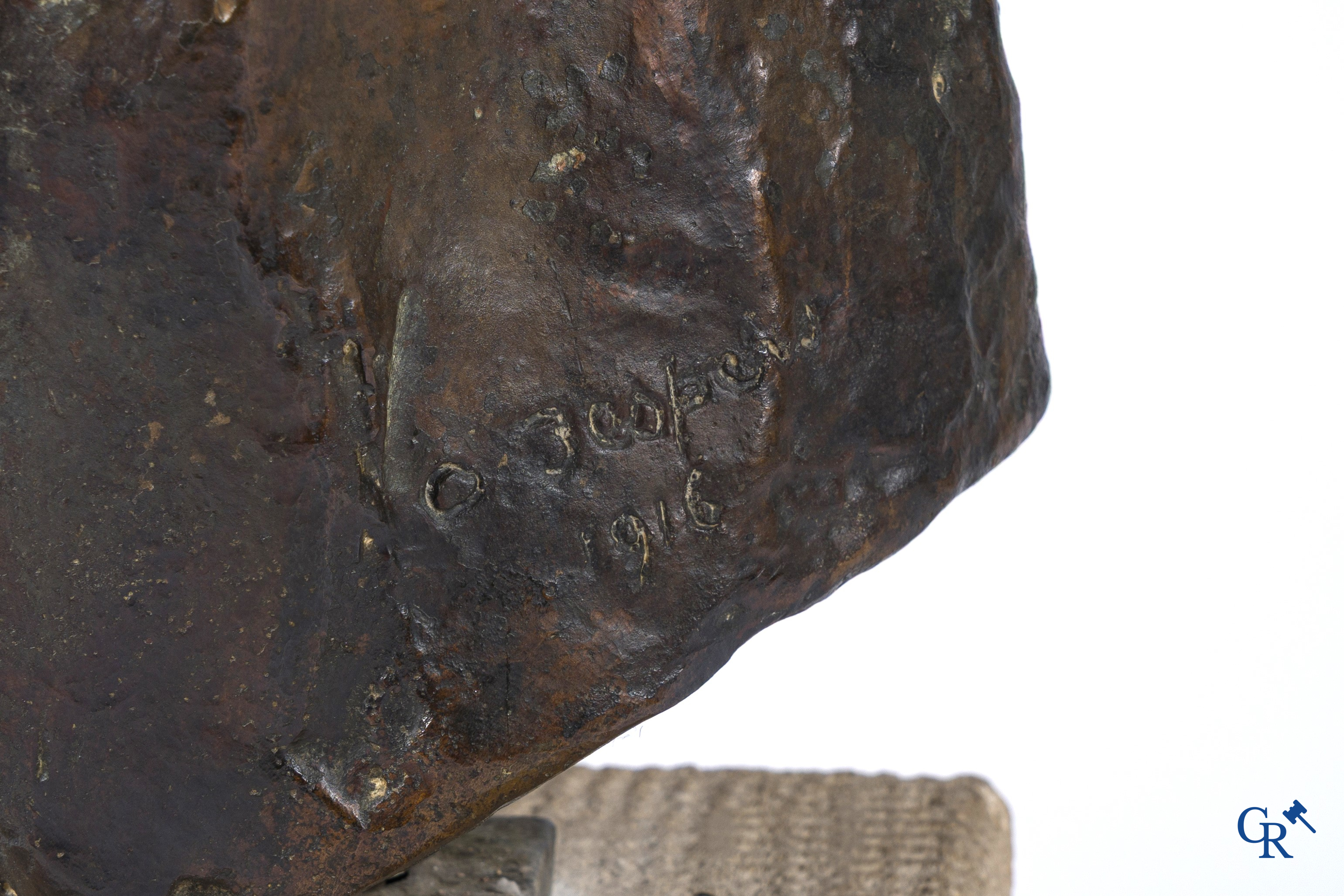 Oscar Jespers (1887-1970)(*) Portret van de schilder Walter Stevens. Brons op kalksteen. 1916.