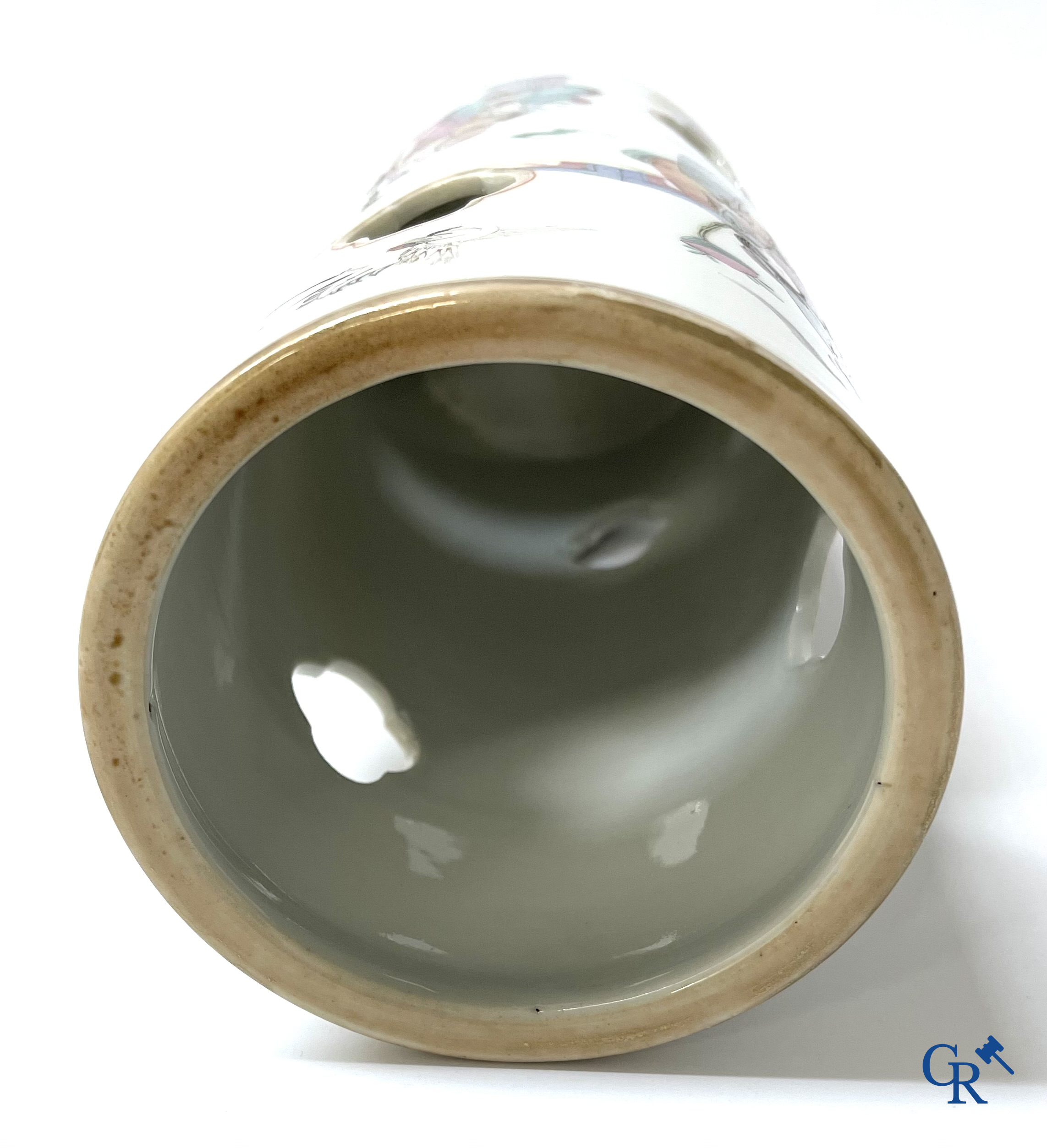 Aziatica, Chinees porselein. Een Chinese famille rose hoeden staander. Gemerkt. 19de eeuw.