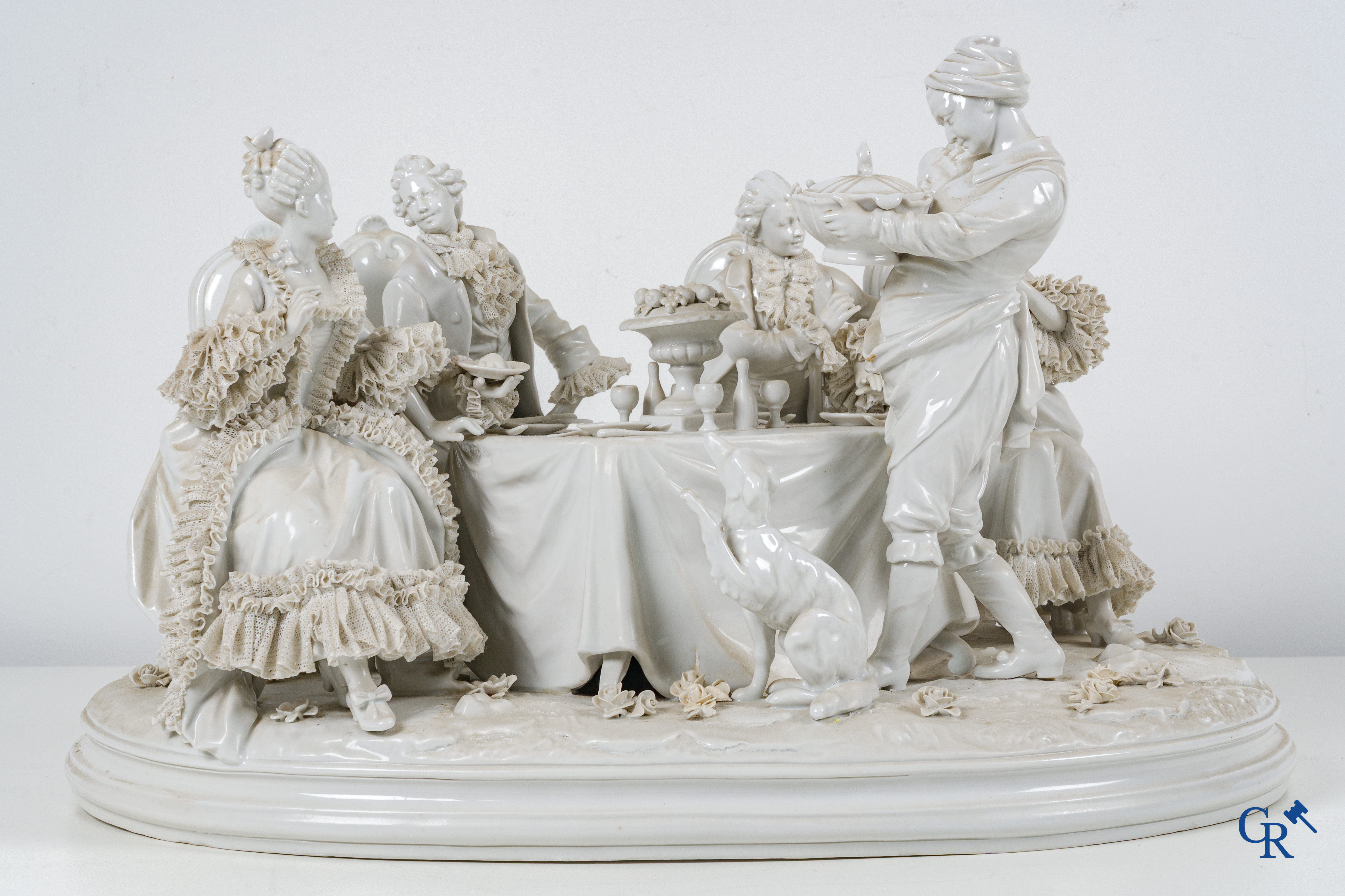 Volkstedt Rudolstadt, un important groupe en porcelaine dentelle sur son socle.