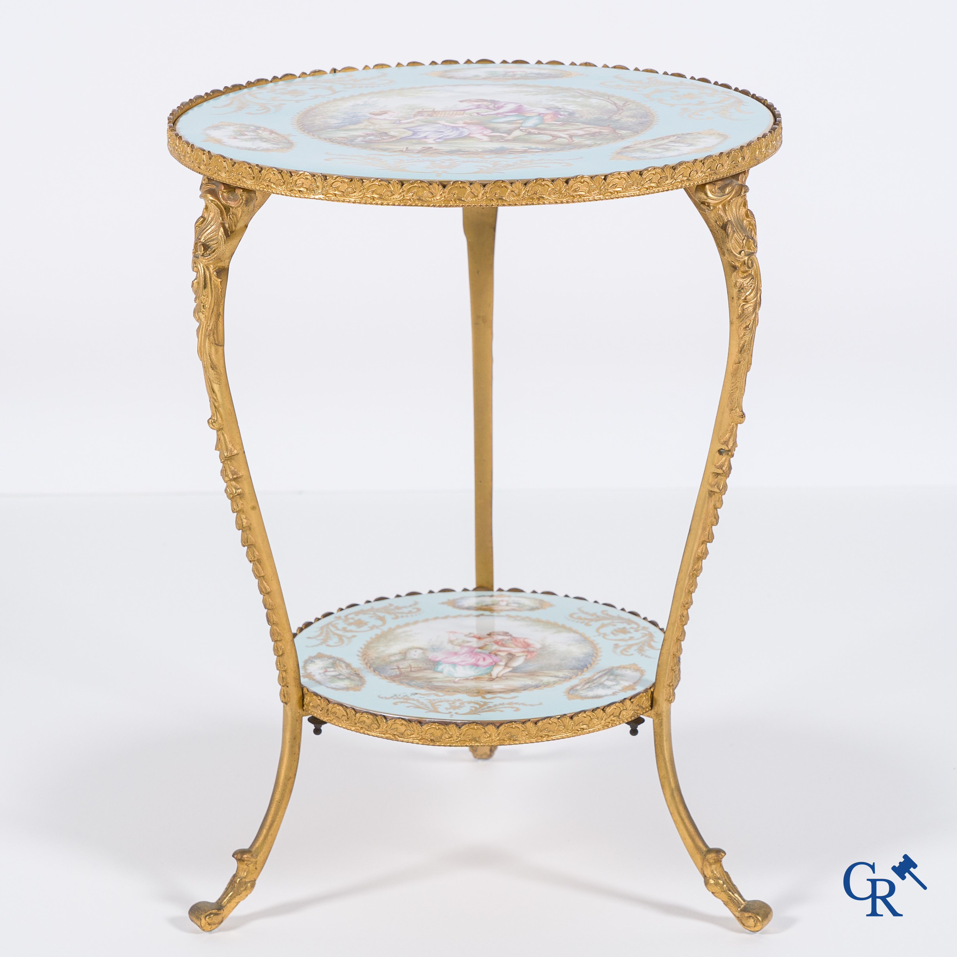 Porcelaine européenne: Limoges dans le goût de Sèvres. Table basse ronde en bronze et porcelaine signée M. Lebret.