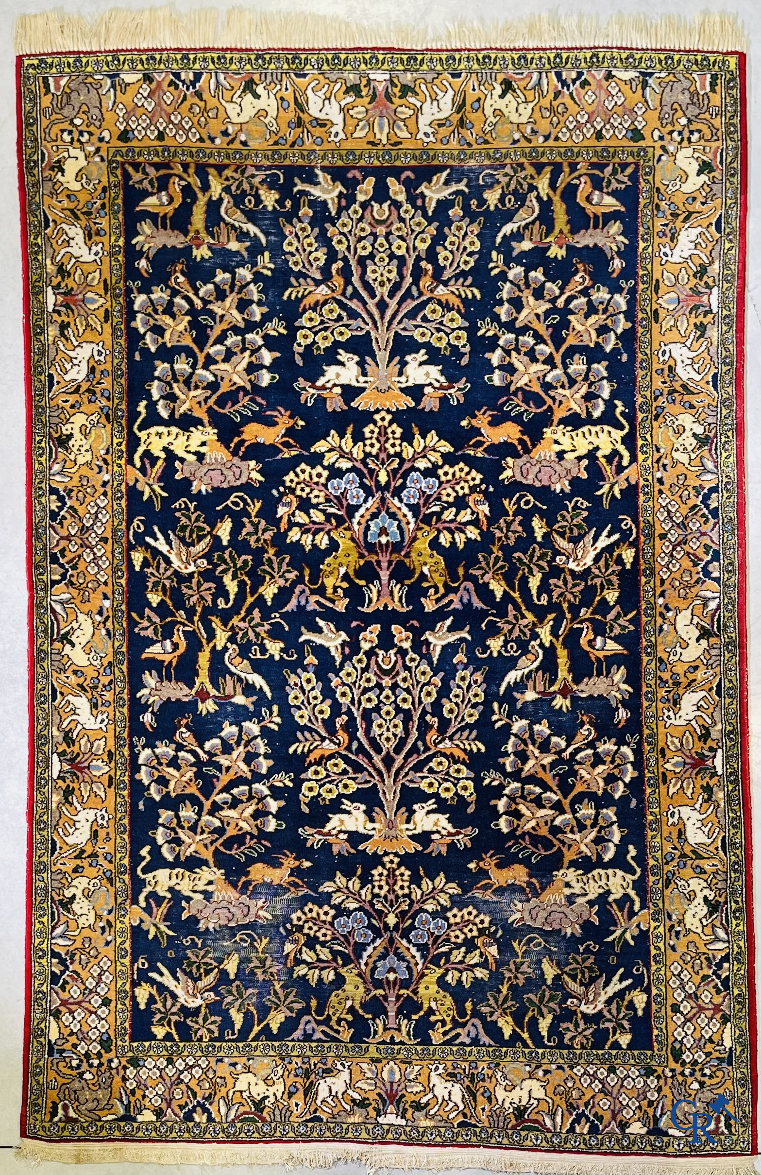 Tapis d'orient: Iran, tapis persan noué à la main avec un décor d'animaux de la forêt.