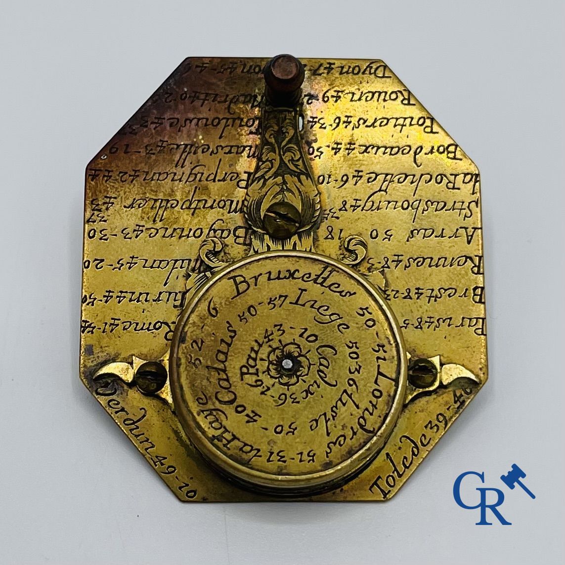 Lemaire à Paris: Octagonal pocket sundial and compass. Early 18th century.