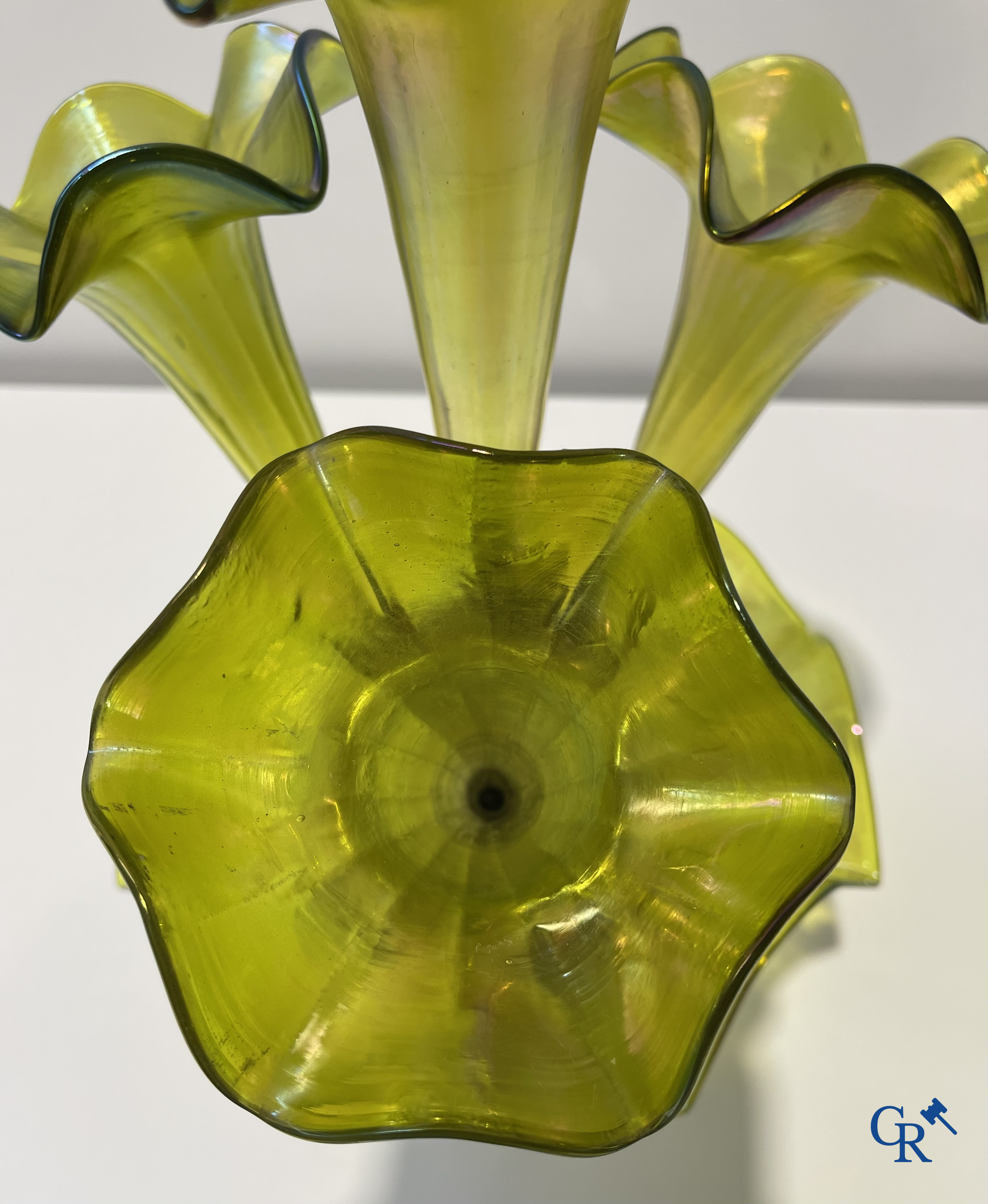 Table centerpiece "soliflore" with 4 tulipes and a central plate in the manner of Loetz. Period 1900.