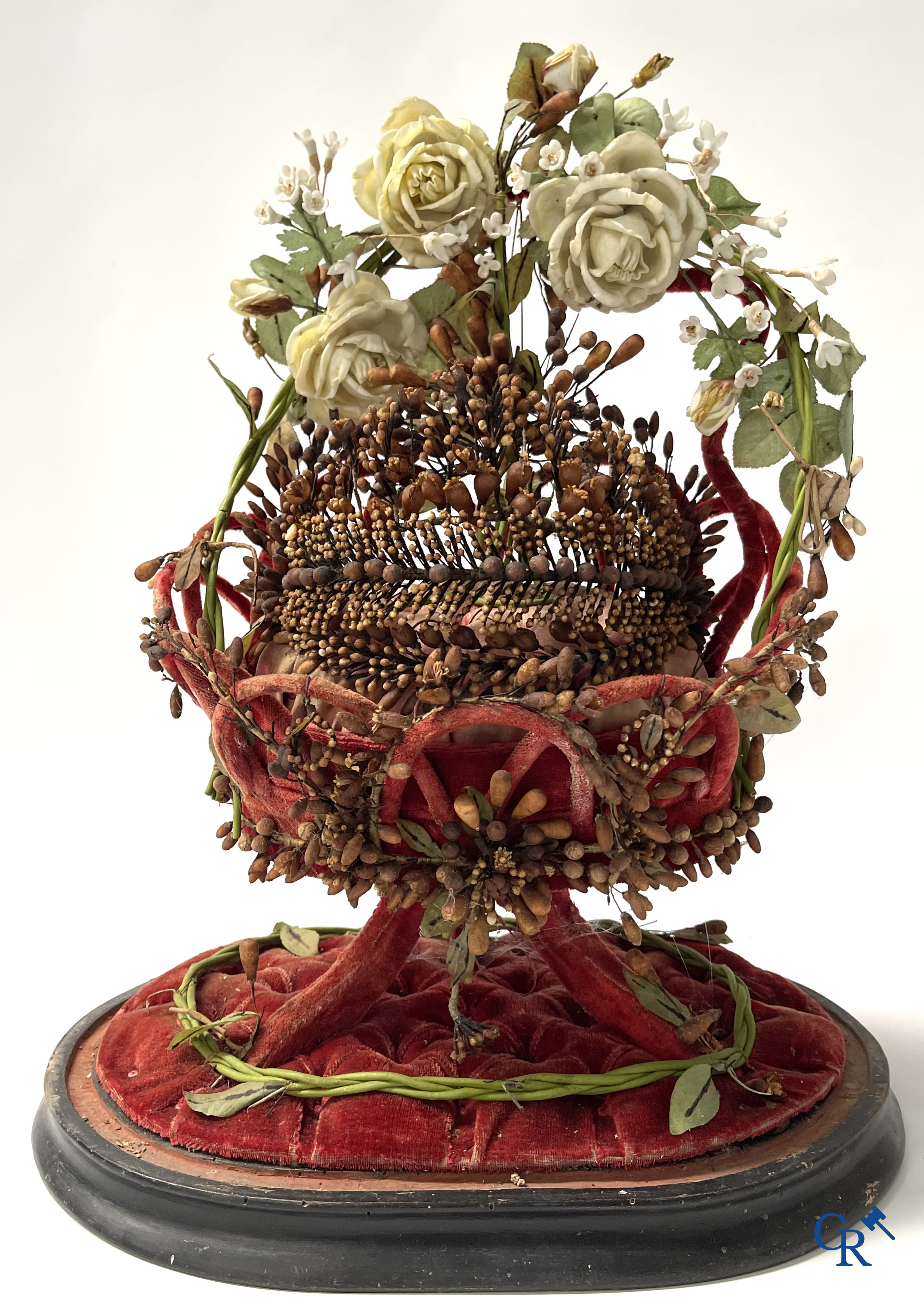 2 globes en verre avec un bouquet de mariage en forme de panier, décorés de fleurs en porcelaine fine. Vers 1900.