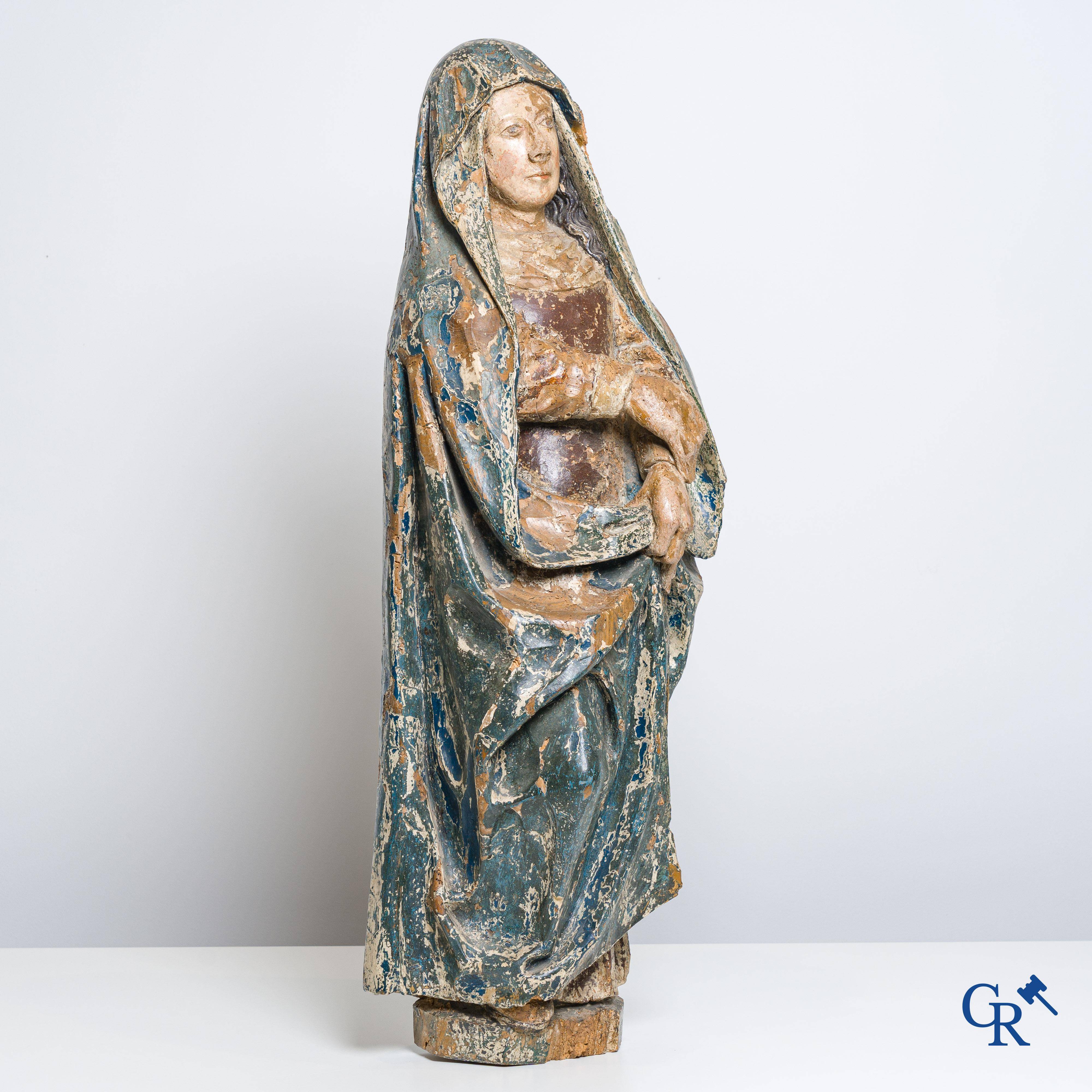 Religieuze objecten, een gepolychromeerd houten beeld van een madonna, 16de eeuw.