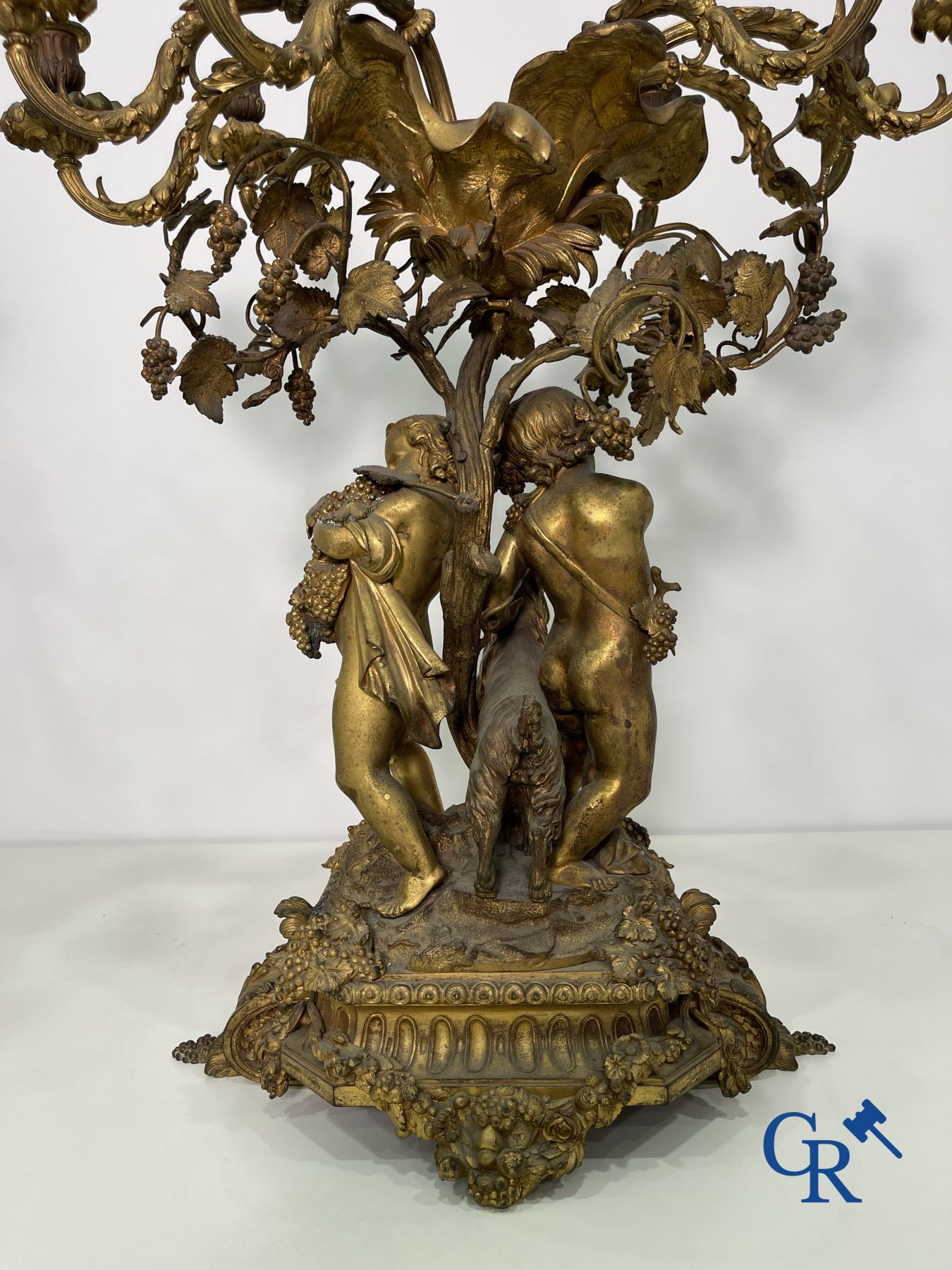 Important paire de chandeliers en bronze doré avec putti, style LXVI. Epoque Napoléon III.