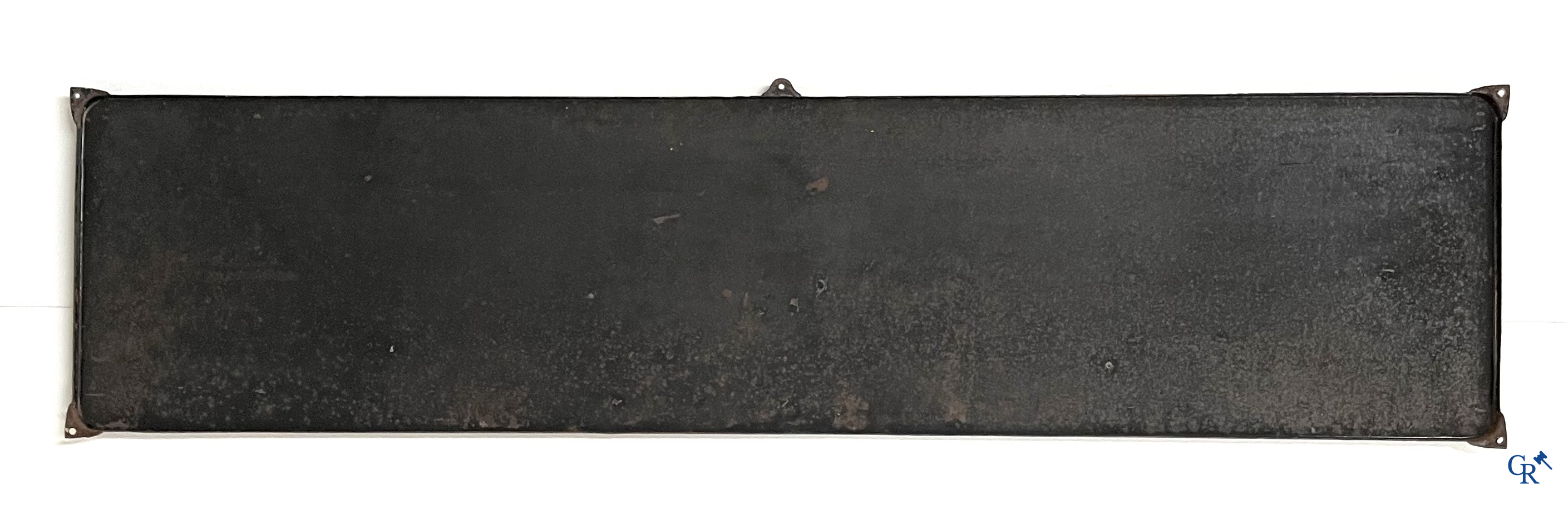 Michelin, groot emaille reclamebord met gele en blauwe achtergrond voor Michelin banden. Emaillerie Belge, 1958.