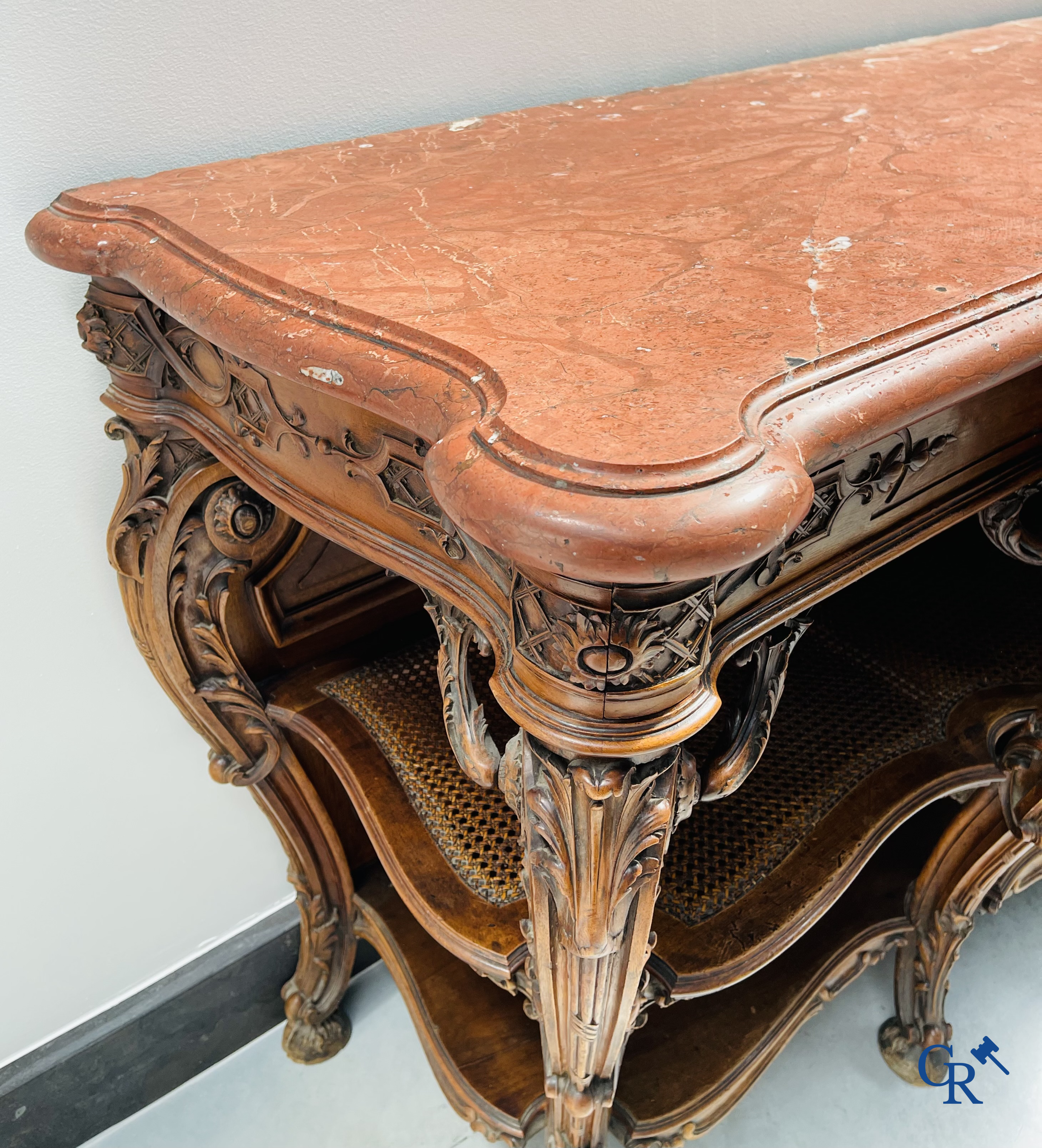 Maison Roll, 42, Rue Faubourg St. Antoine Paris. Een uitzonderlijk desserte meubel in gesculpteerd notelaar. LXVI-Stijl.