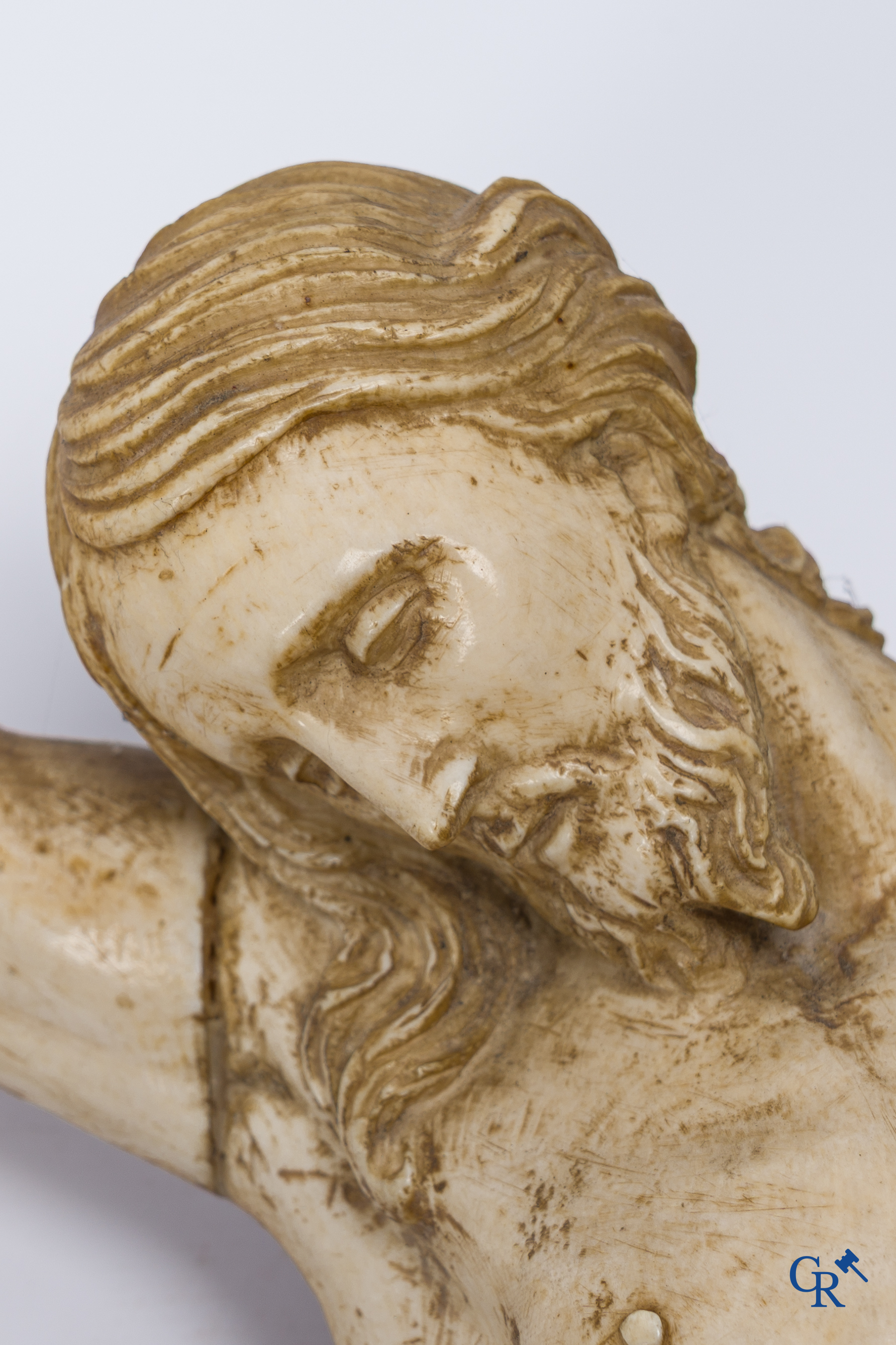 Religieuze objecten, een grote corpus in gesneden ivoor. Europees werk. 18e-19e eeuw.